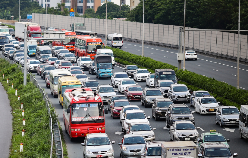 CSGT ứng trực "đón" hướng dẫn phương tiện nhân dân quay về Hà Nội - Ảnh 4.