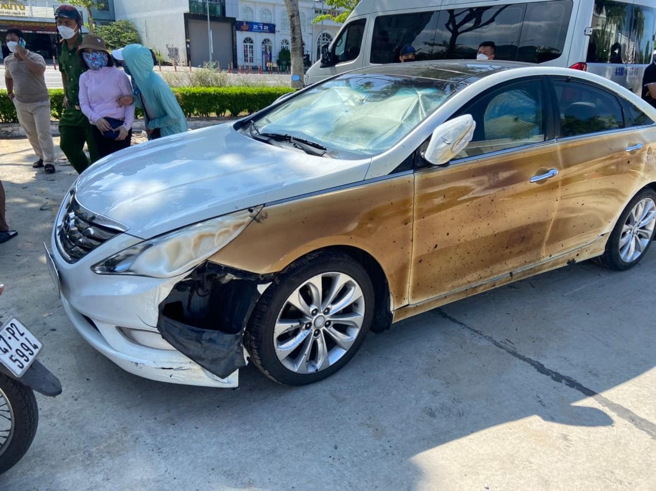 Video: Nhiều xe ô tô ở trung tâm tiệc cưới bất ngờ bốc cháy trơ khung  - Ảnh 5.