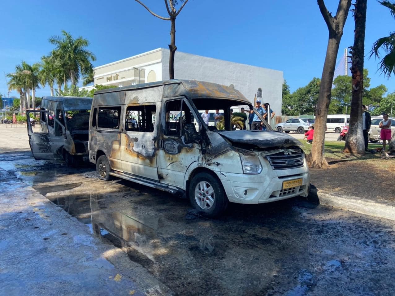 Video: Nhiều xe ô tô ở trung tâm tiệc cưới bất ngờ bốc cháy trơ khung  - Ảnh 4.