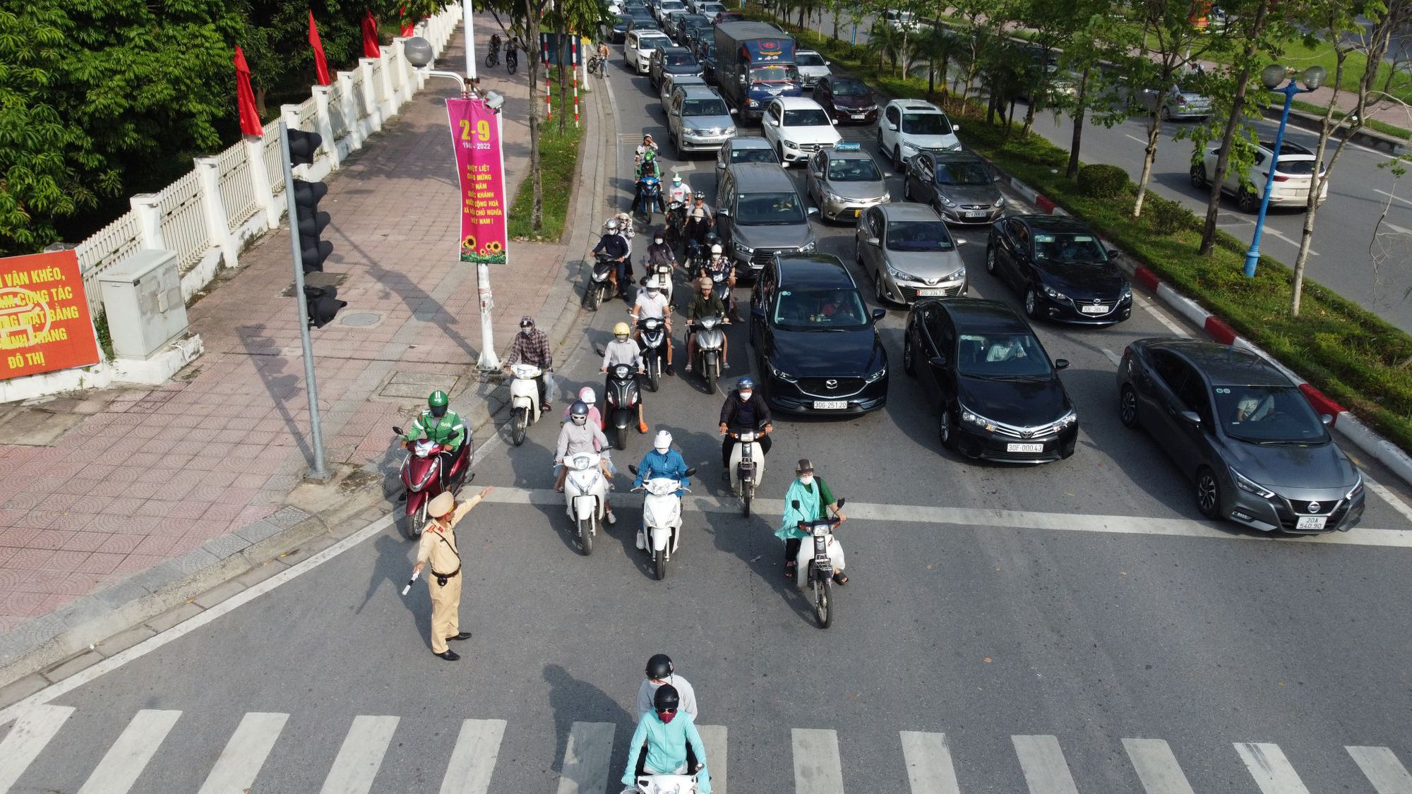 CSGT ứng trực "đón" hướng dẫn phương tiện nhân dân quay về Hà Nội - Ảnh 3.