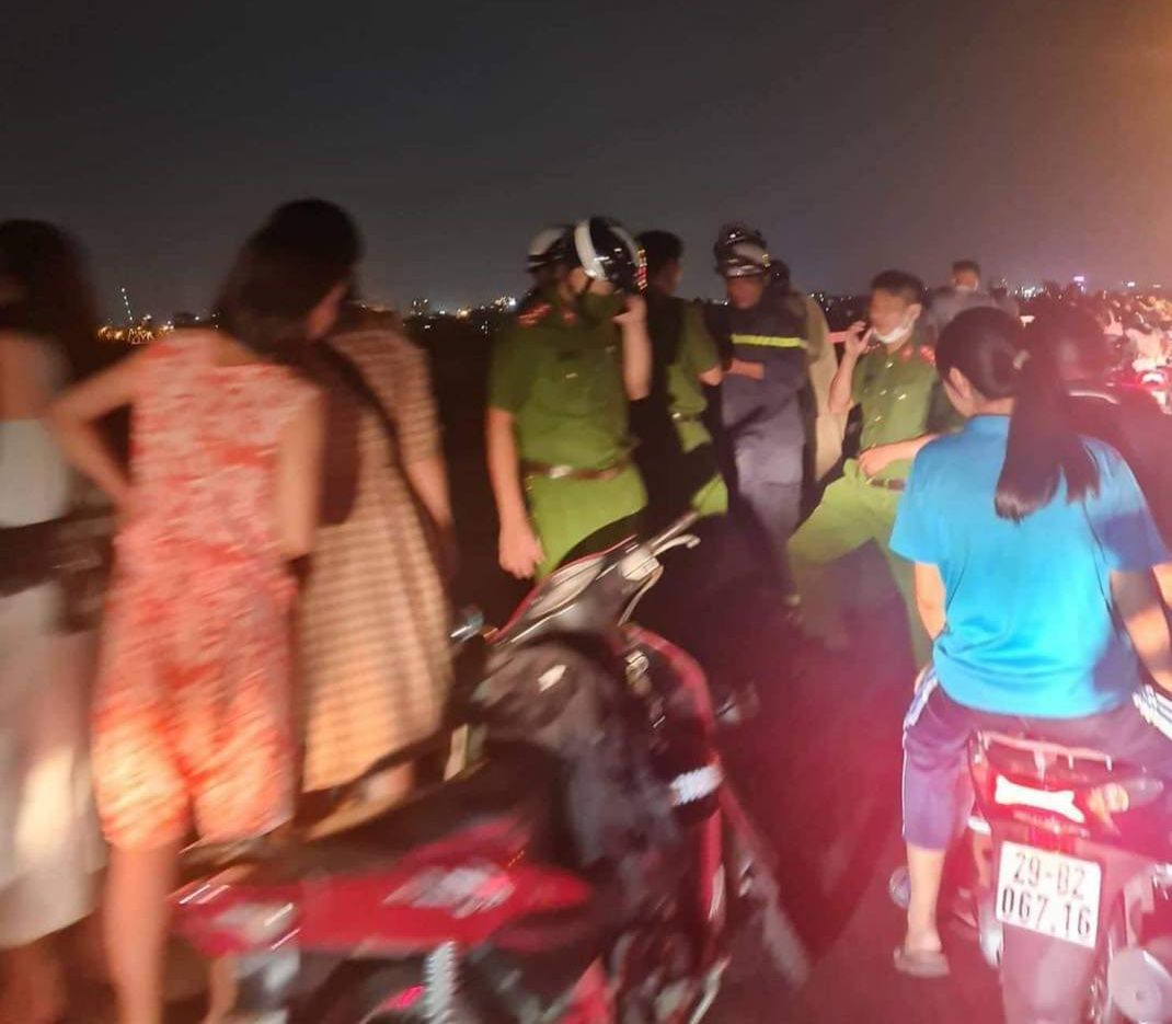 Hà Nội:Xuyên đêm tìm kiếm đôi nam nữ nhảy cầu Long Biên - Ảnh 1. Hà Nội:Xuyên đêm tìm kiếm đôi nam nữ nhảy cầu Long Biên - Ảnh 1.