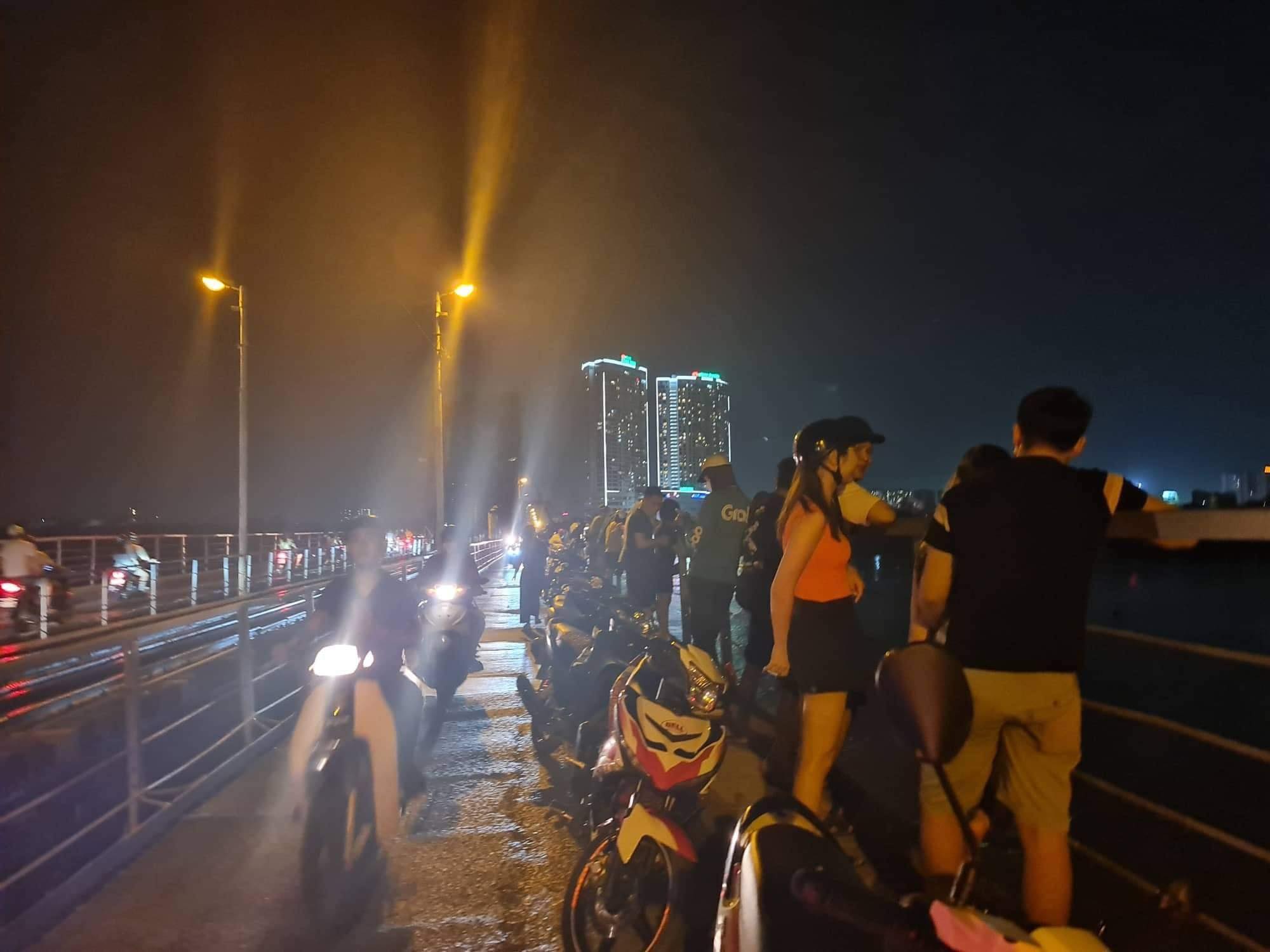 Xác định được danh tính và nguyên nhân đôi nam nữ nhảy cầu Long Biên - Ảnh 1.