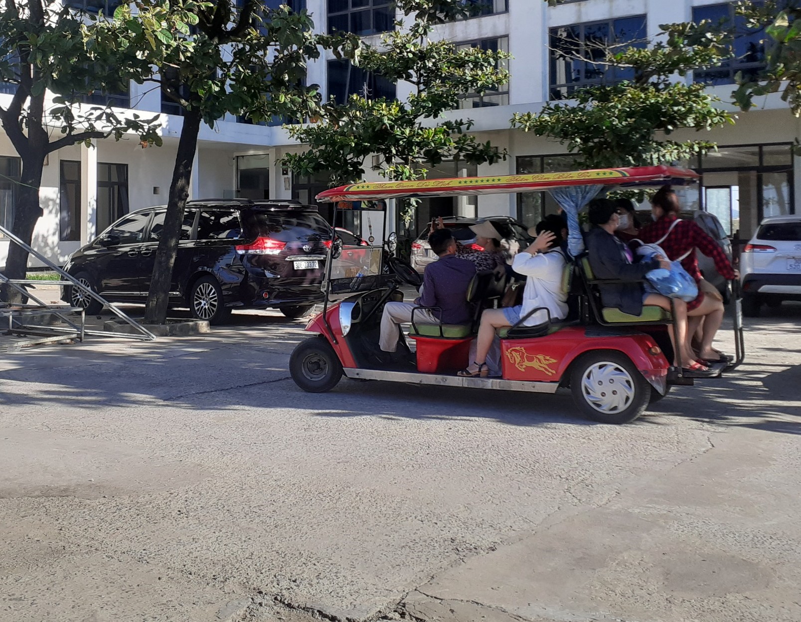  Làm gì để xe điện chở khách an toàn, văn minh hơn? - Ảnh 1.