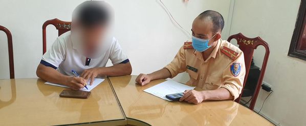 Chở vật liệu rơi vãi bị người dân ghi hình gửi CSGT, tài xế tâm phục

 - Ảnh 3.