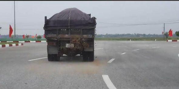 Chở vật liệu rơi vãi bị người dân ghi hình gửi CSGT, tài xế tâm phục

 - Ảnh 1.