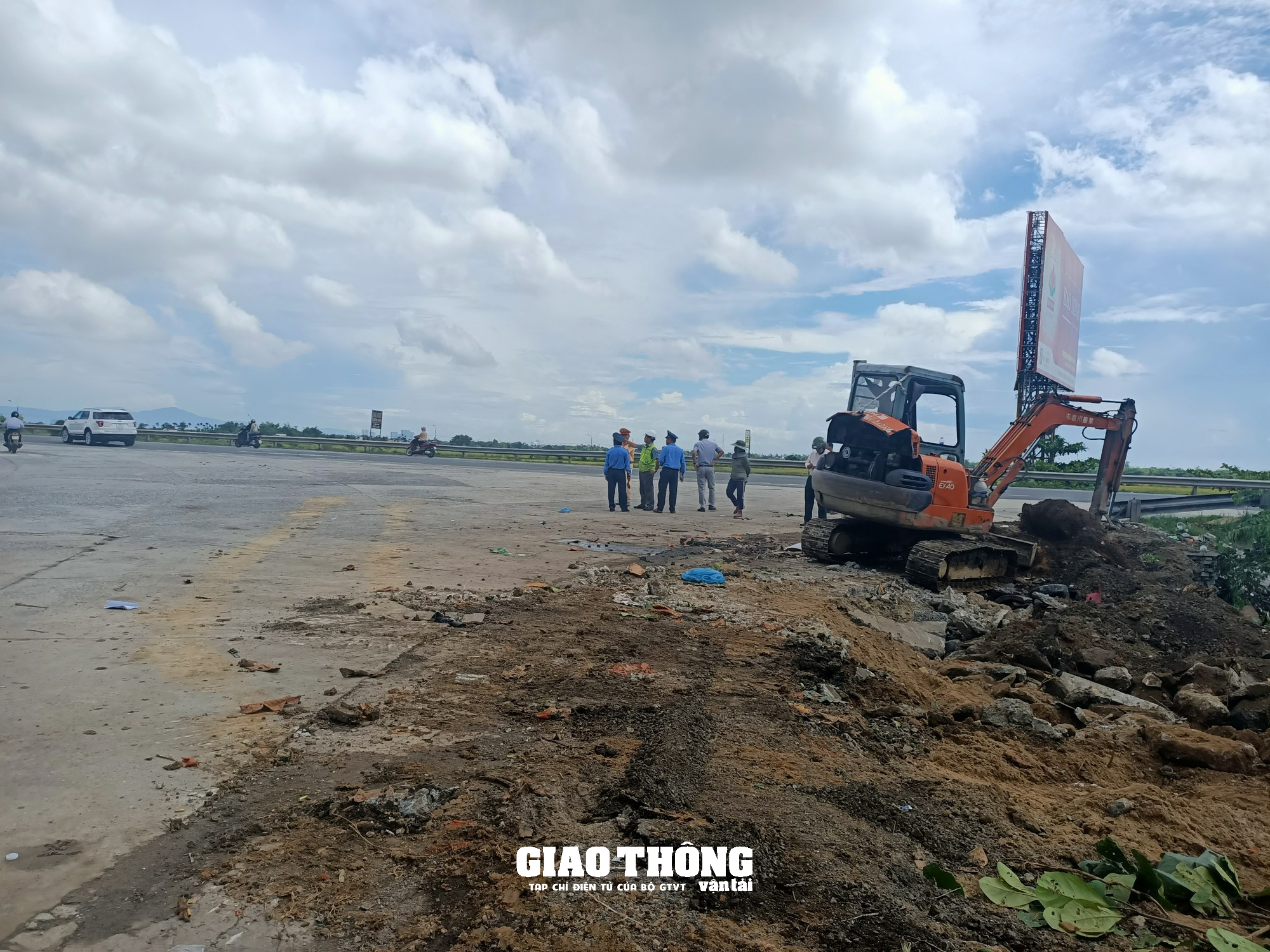 Cận cảnh lực lượng liên ngành Quảng Nam dẹp bỏ bến cóc tại nút giao QL1 và ĐT608 - Ảnh 9.