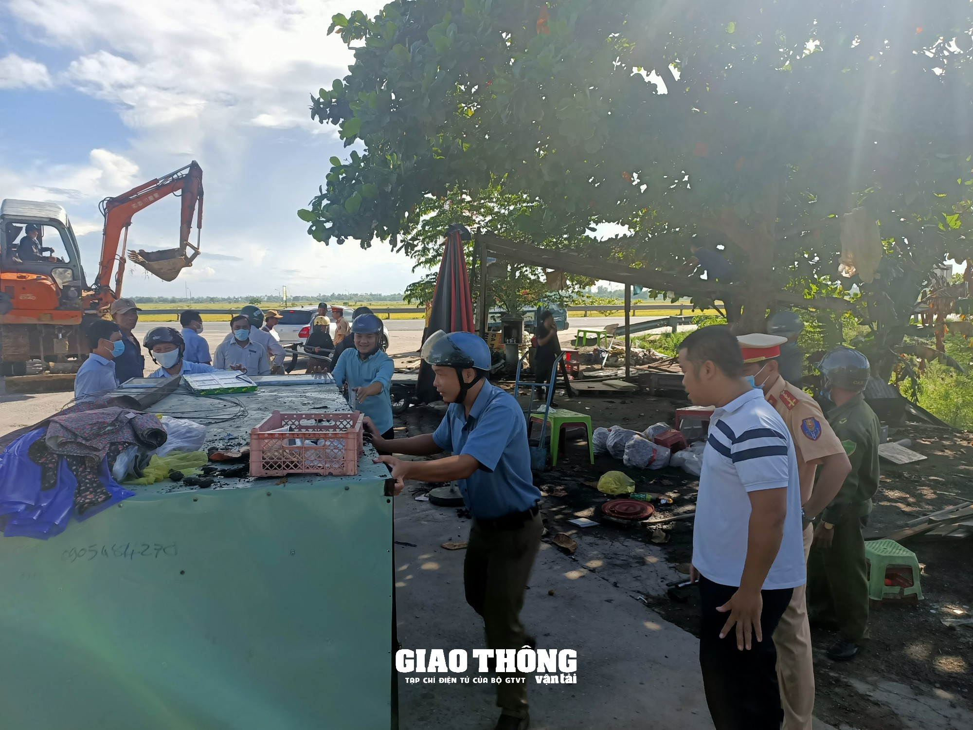 Cận cảnh lực lượng liên ngành Quảng Nam dẹp bỏ bến cóc tại nút giao QL1 và ĐT608 - Ảnh 8.