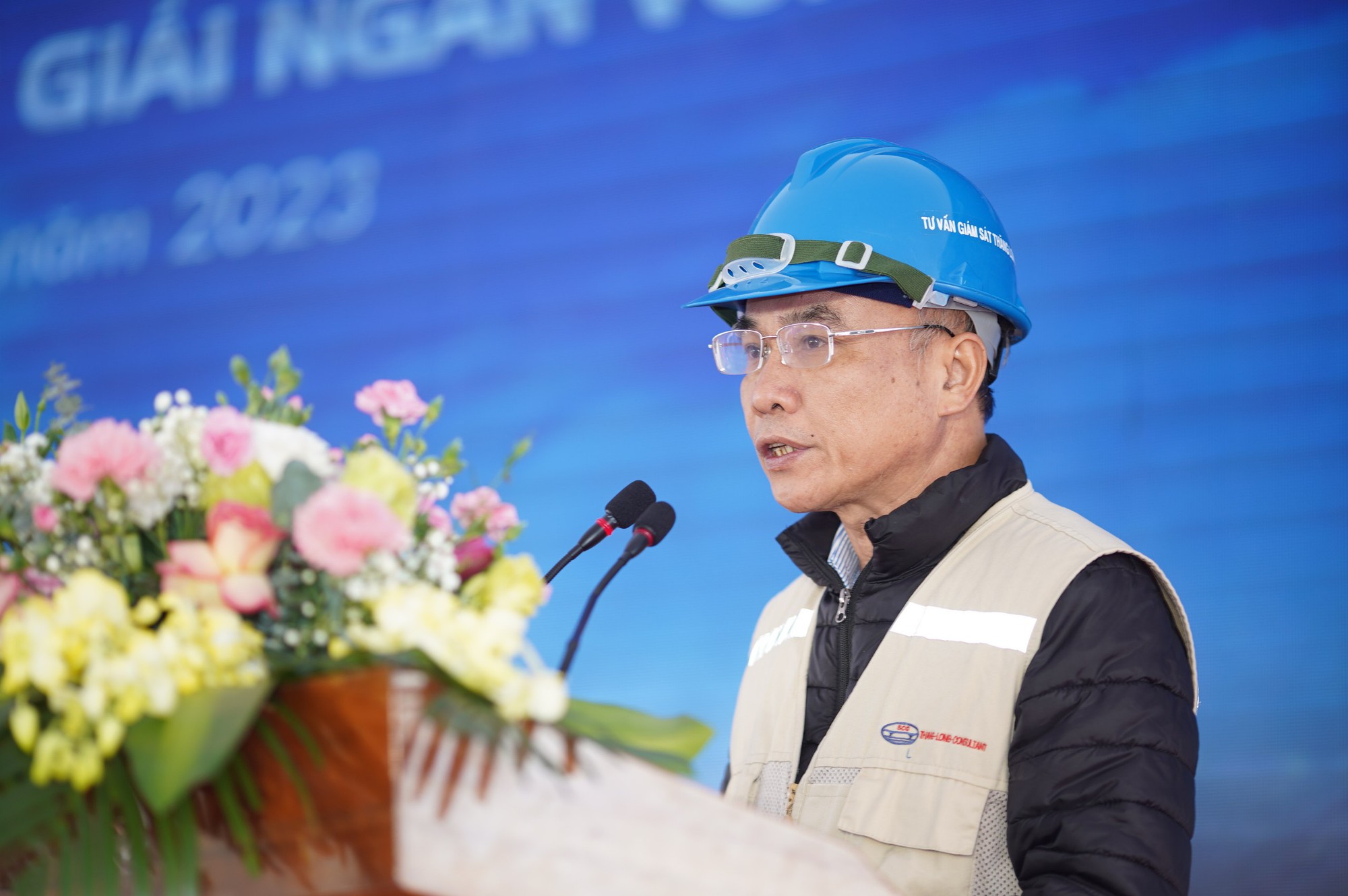 Nhà thầu quyết tâm rút ngắn tiến độ cao tốc Bùng - Vạn Ninh gần 9,4 nghìn tỷ đồng - Ảnh 4. Nhà thầu quyết tâm rút ngắn tiến độ cao tốc Bùng - Vạn Ninh gần 9,4 nghìn tỷ đồng - Ảnh 4.