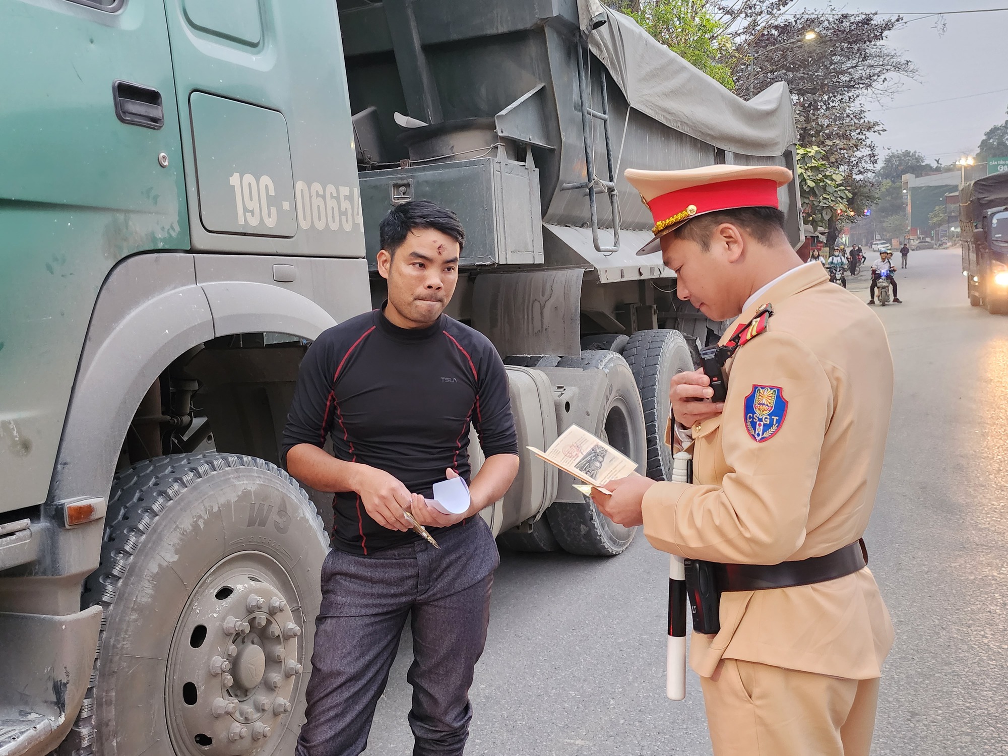 Yên Bái: CSGT, CSCĐ tuần tra lưu động bắt xe quá tải trên quốc lộ - Ảnh 1.