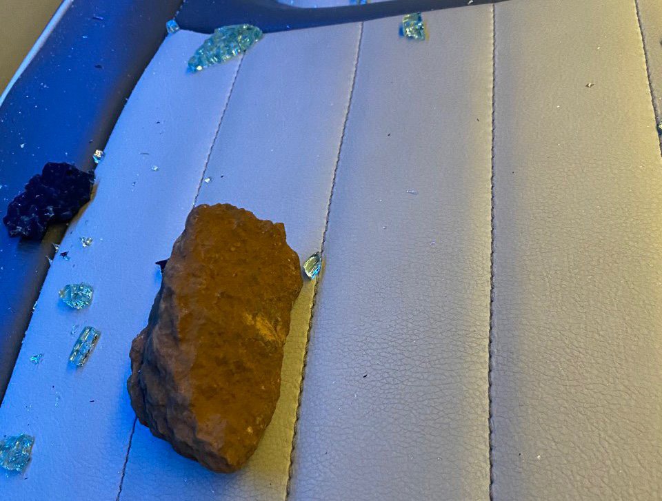 Xe khách liên tục bị ném đá khi chạy trên đường Hồ Chí Minh ở Tây Nguyên - Ảnh 2.