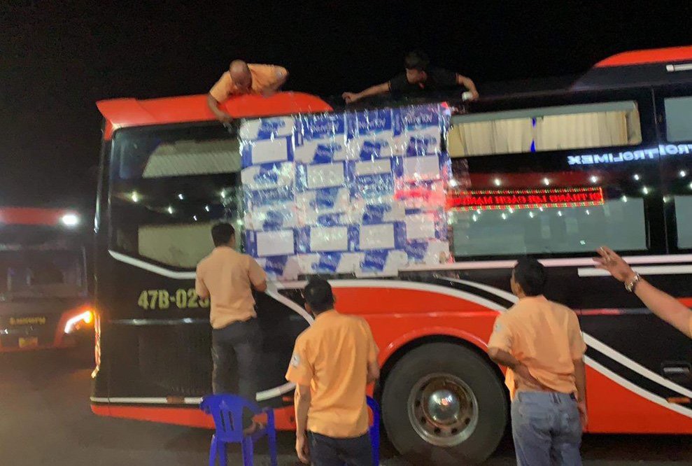 Xe khach liên tục bi nem đá trên đương Hô Chi Minh ở Tây Nguyên - Ảnh 1.