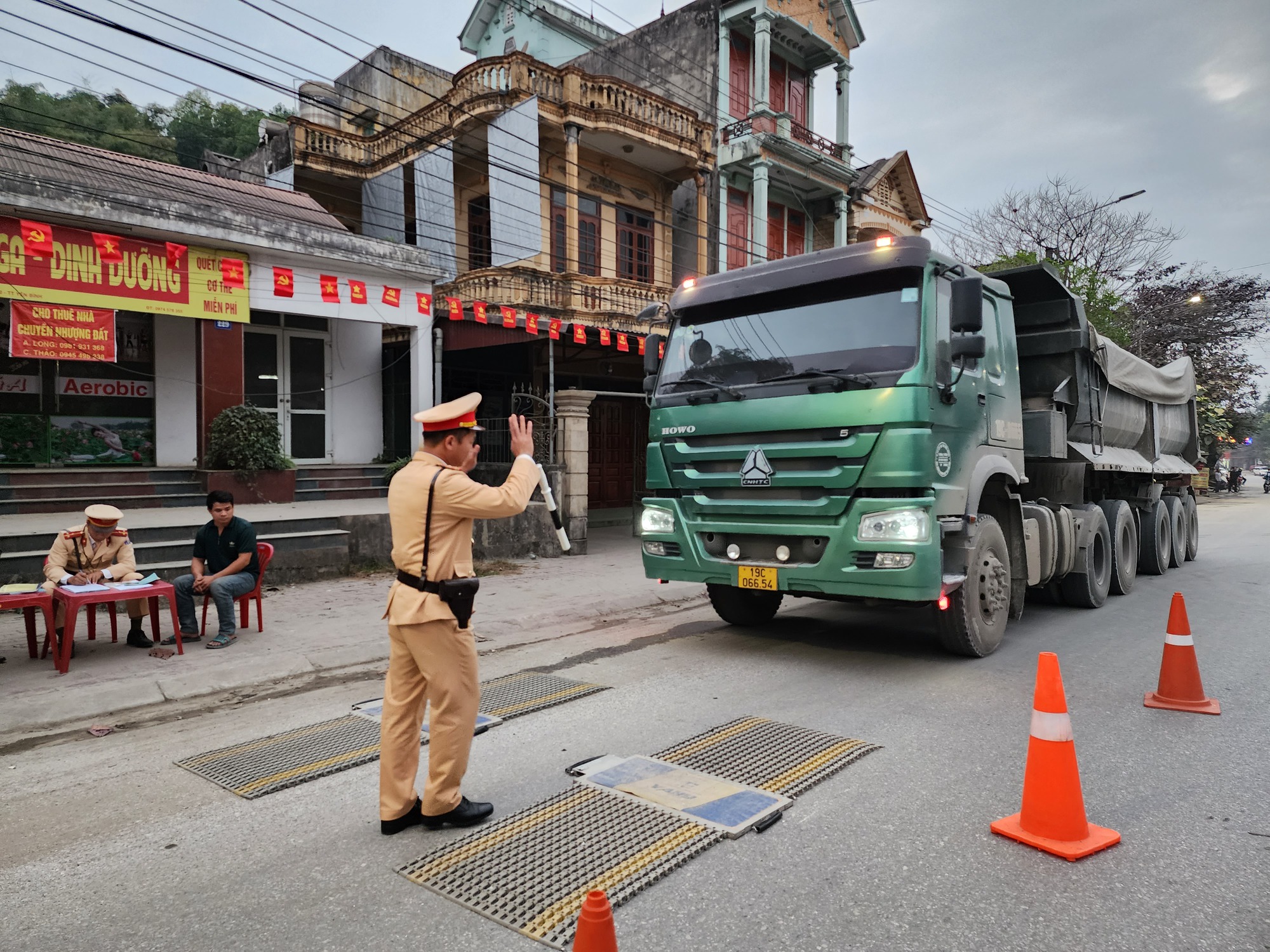 Giảm hơn 100 vụ TNGT sau 02 tháng thực hiện cao điểm bảo đảm ATGT - Ảnh 3.