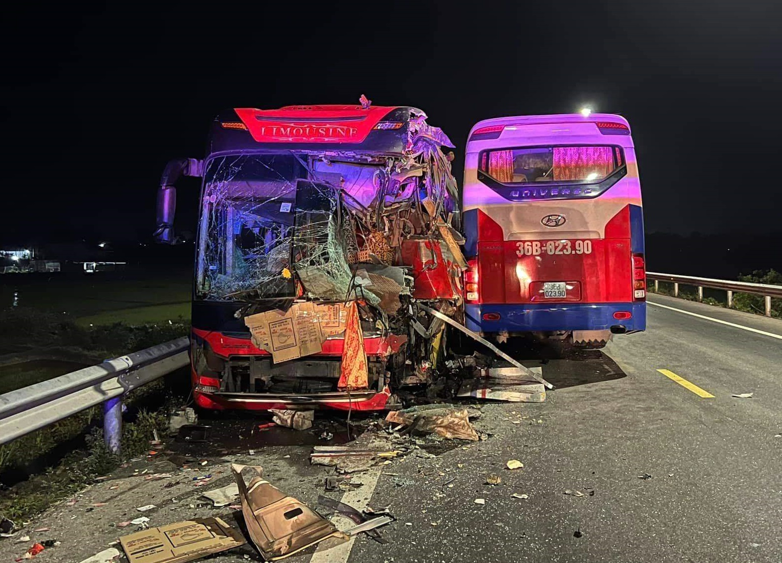 Hai xe khách va chạm trên cao tốc Đà Nẵng - Quảng Ngãi, 1 tài xế tử vong - Ảnh 1.