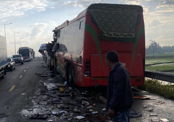 Hai xe khách va chạm trên cao tốc Đà Nẵng - Quảng Ngãi, 1 tài xế tử vong - Ảnh 5.