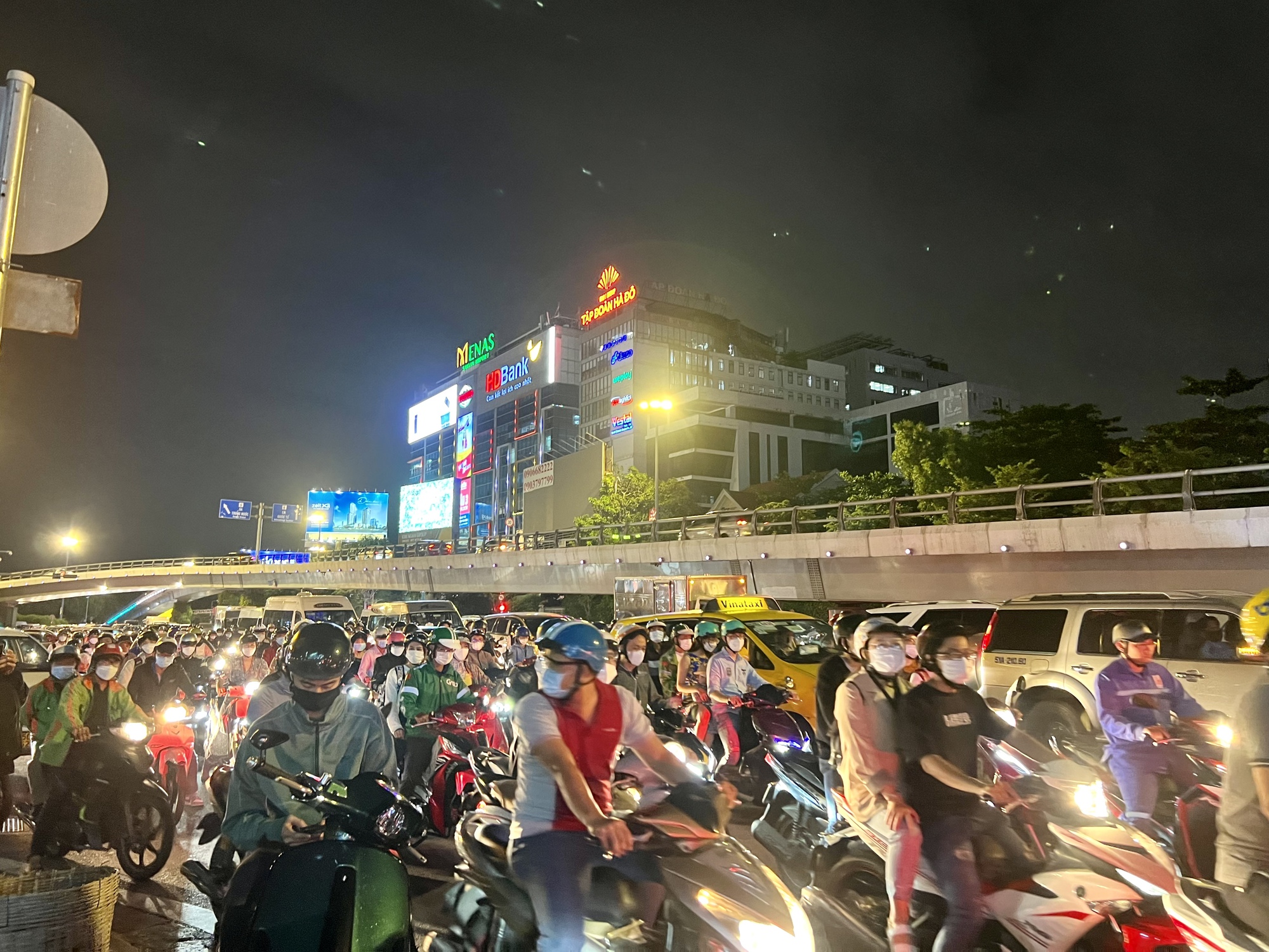 Hiến kế để sân bay Tân Sơn Nhất không "vỡ trận" dịp Tết Nguyên đán - Ảnh 3. Hiến kế để sân bay Tân Sơn Nhất không "vỡ trận" dịp Tết Nguyên đán - Ảnh 3.