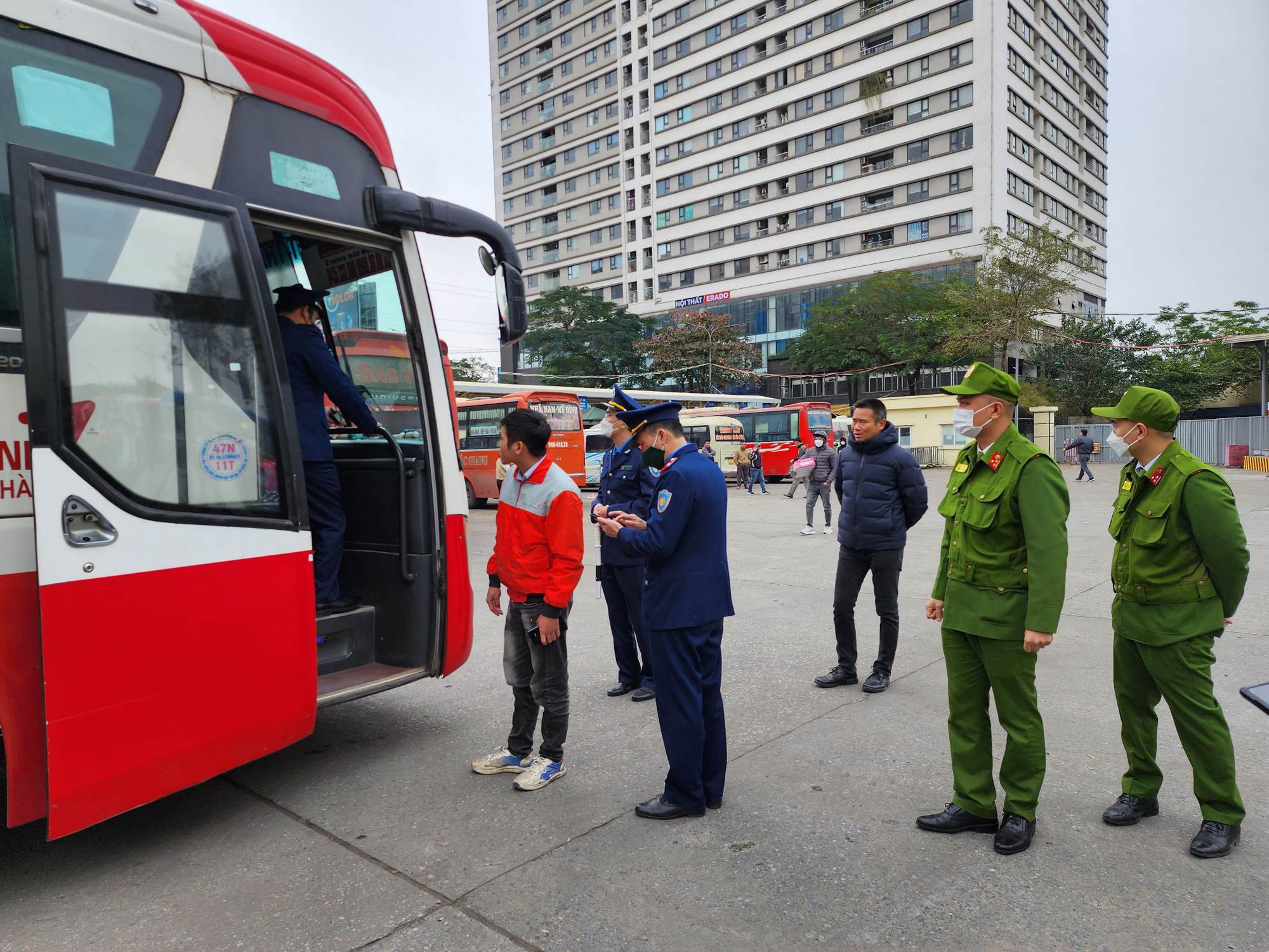 Kiểm tra 100% xe khách trước khi khởi hành đảm bảo ATGT - Ảnh 1.