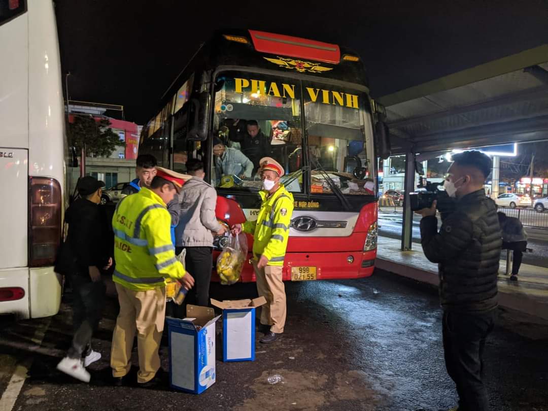 Đà Nẵng: Xử lý xe khách 42 chỗ "nhồi nhét" 57 người - Ảnh 1.