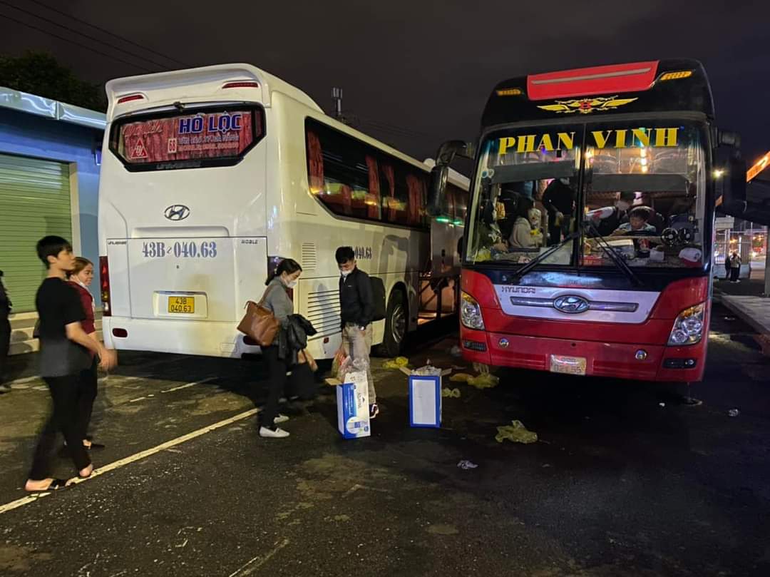 Đà Nẵng: Xử lý xe khách 42 chỗ "nhồi nhét" 57 người - Ảnh 2.