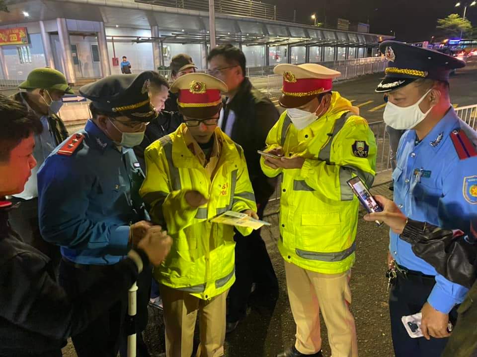 Đà Nẵng: Xử lý xe khách 42 chỗ "nhồi nhét" 57 người - Ảnh 3.