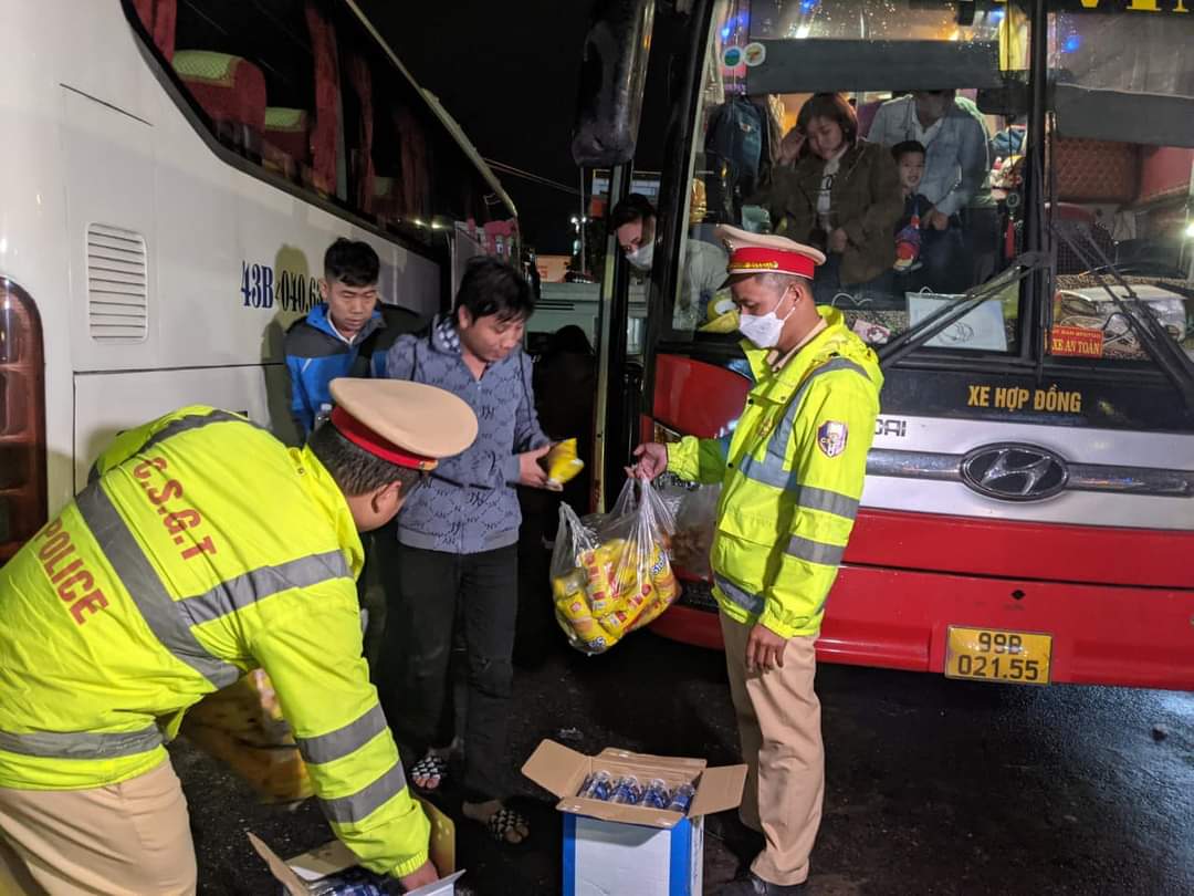 Đà Nẵng: Xử lý xe khách 42 chỗ "nhồi nhét" 57 người - Ảnh 4.