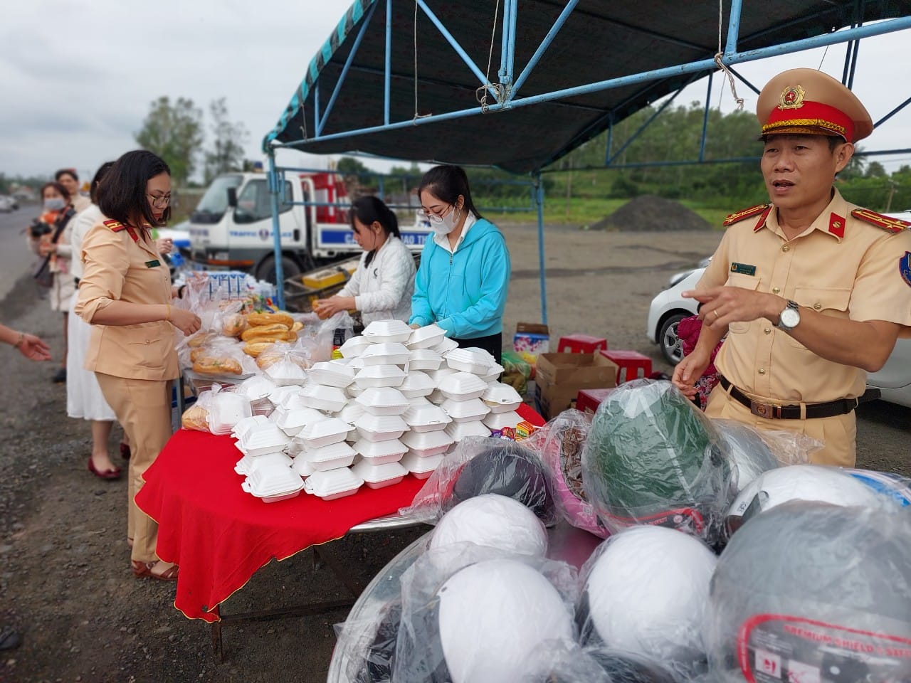 CSGT Phú Yên, Khánh Hòa tiếp sức cho người dân đi xe máy về quê đón Tết - Ảnh 3.