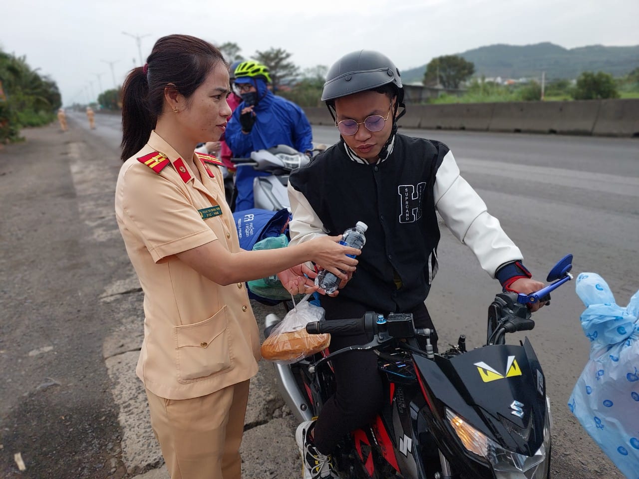 CSGT Phú Yên, Khánh Hòa tiếp sức cho người dân đi xe máy về quê đón Tết - Ảnh 5.