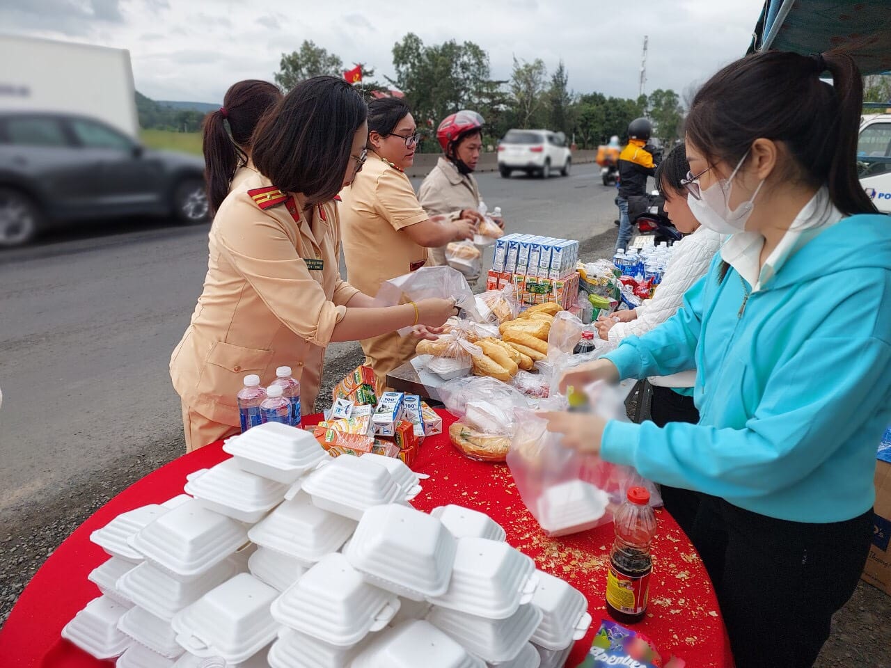 CSGT Phú Yên, Khánh Hòa tiếp sức cho người dân đi xe máy về quê đón Tết - Ảnh 4.