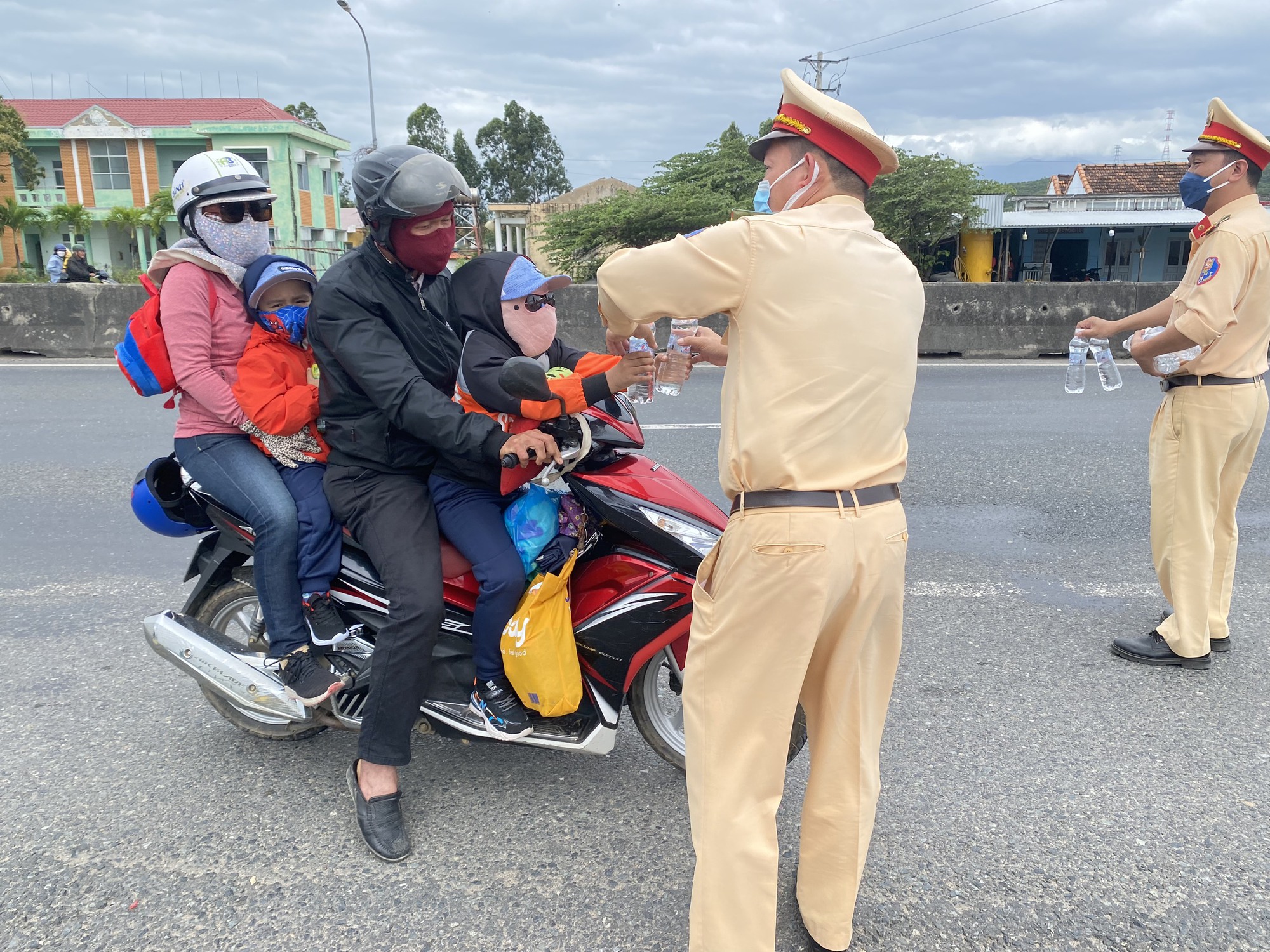 CSGT Phú Yên, Khánh Hòa tiếp sức cho người dân đi xe máy về quê đón Tết - Ảnh 6.