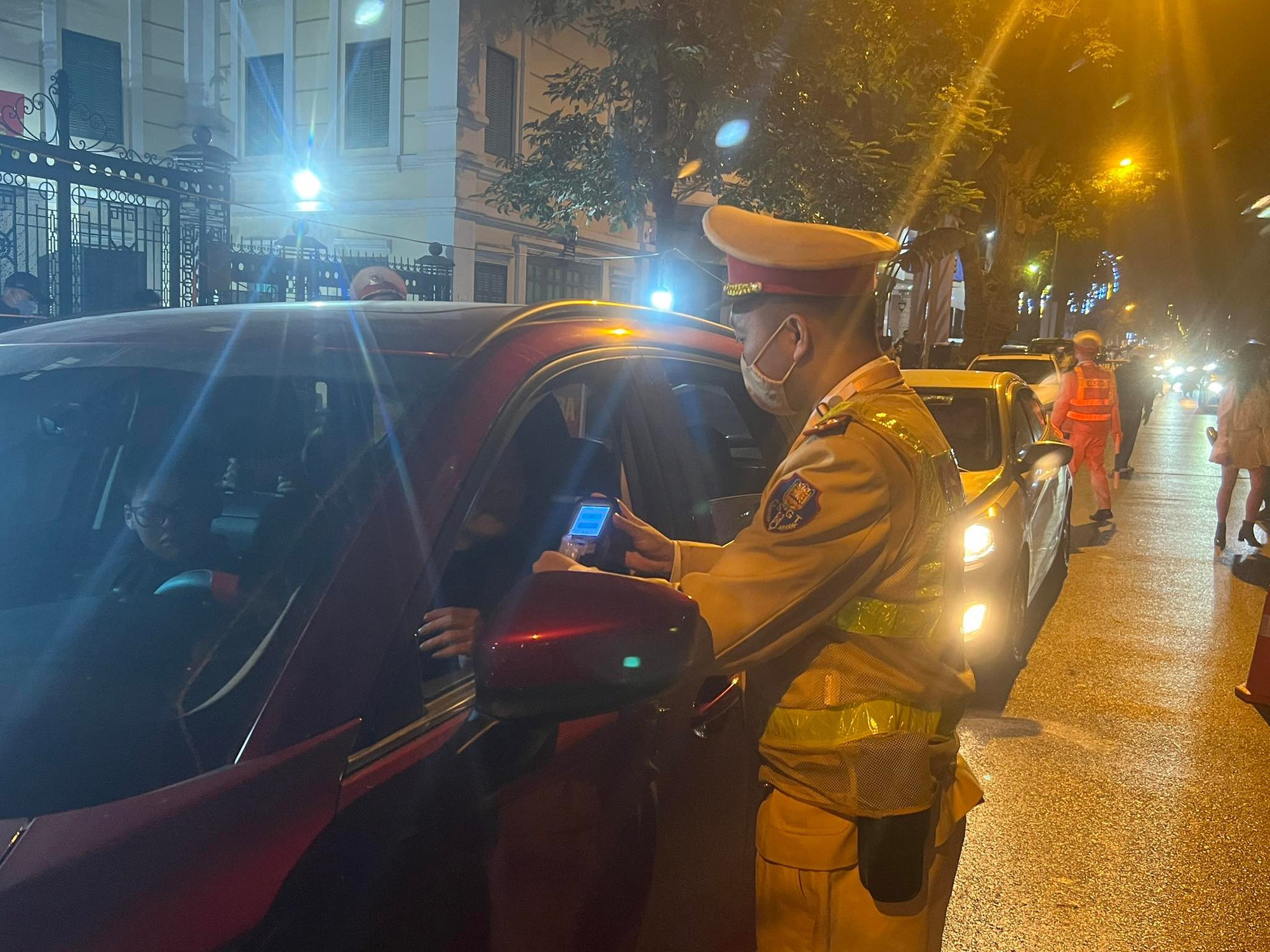 CSGT xử lý nhiều "ma men" sau tiệc Tết niêm ngay trong đêm đón giao thừa - Ảnh 1. CSGT xử lý nhiều "ma men" sau tiệc Tết niêm ngay trong đêm đón giao thừa - Ảnh 1.