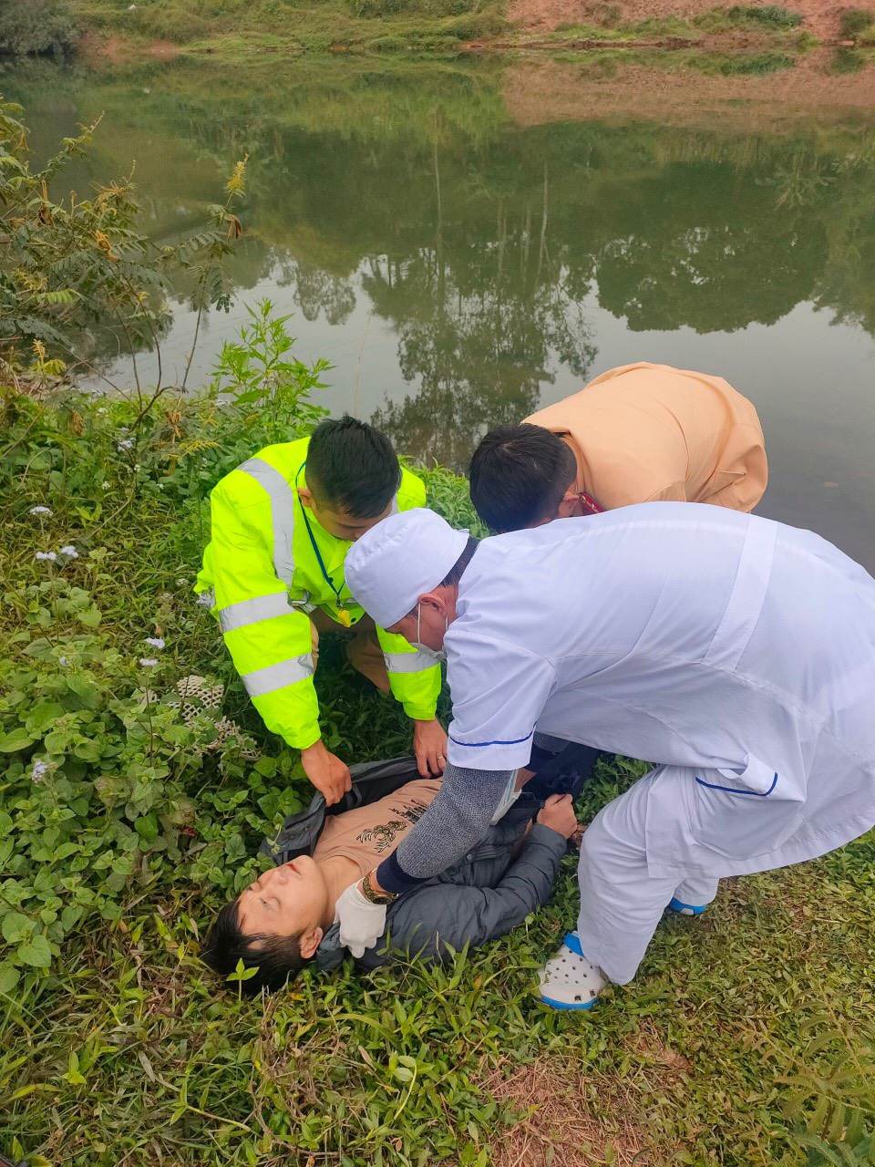 Tuần tra kiểm soát trên đường, CSGT cứu vớt nam thanh niên bị nạn - Ảnh 1.