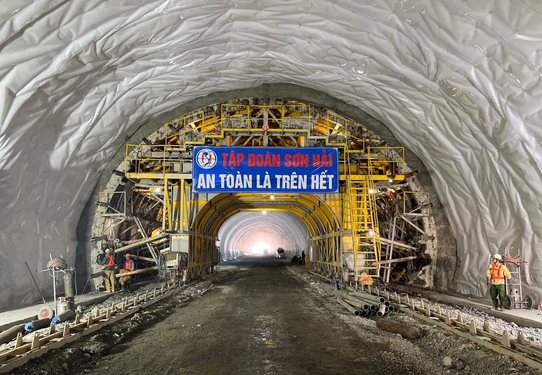 Thủ tướng Phạm Minh Chính kiểm tra dự án cao tốc Nha Trang - Cam Lâm - Ảnh 3.