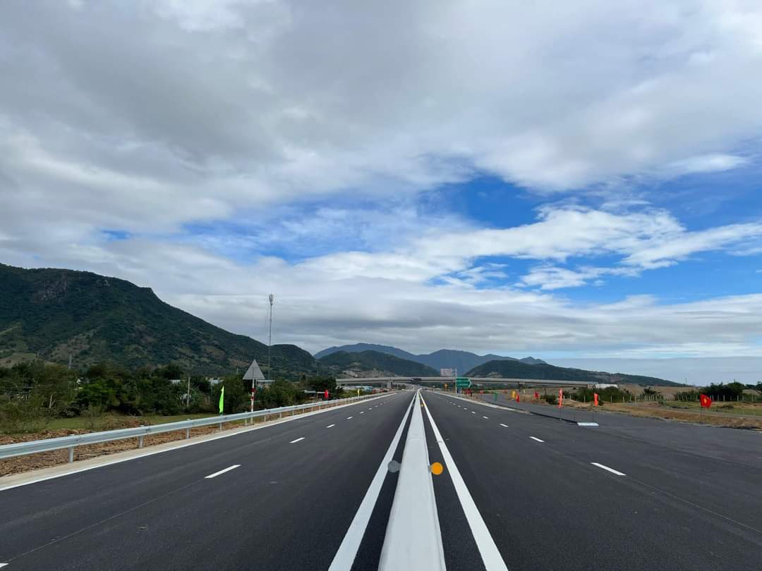 Thủ tướng Phạm Minh Chính kiểm tra dự án cao tốc Nha Trang - Cam Lâm - Ảnh 4.