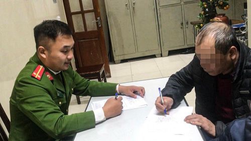 Hà Nội: Triệu tập người đàn ông bênh "ma men" xúc phạm cảnh sát 141 - Ảnh 1. Hà Nội: Triệu tập người đàn ông bênh "ma men" xúc phạm cảnh sát 141 - Ảnh 1.