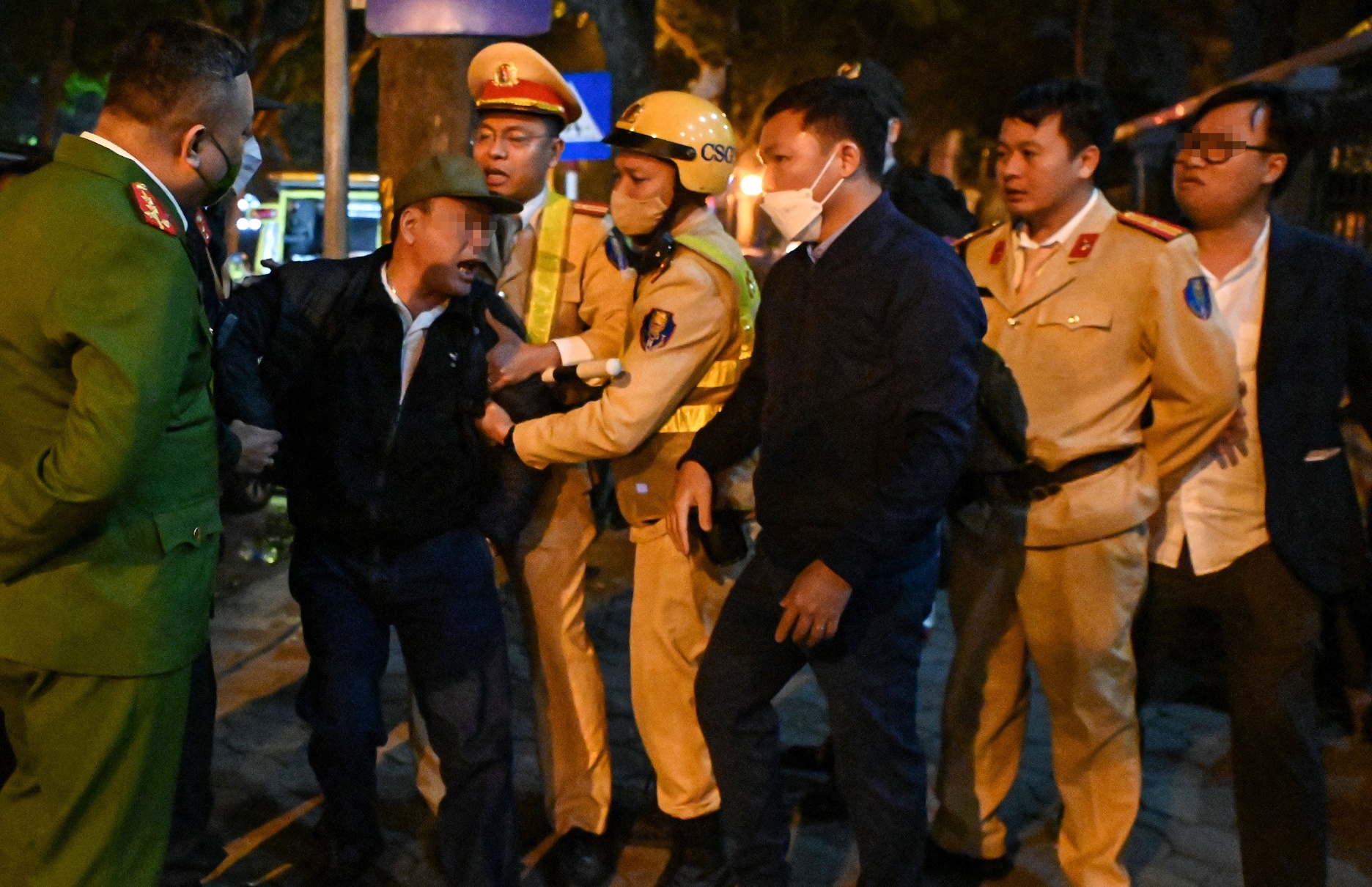 Hà Nội: Triệu tập người đàn ông bênh "ma men" xúc phạm cảnh sát 141 - Ảnh 2. Hà Nội: Triệu tập người đàn ông bênh "ma men" xúc phạm cảnh sát 141 - Ảnh 2.