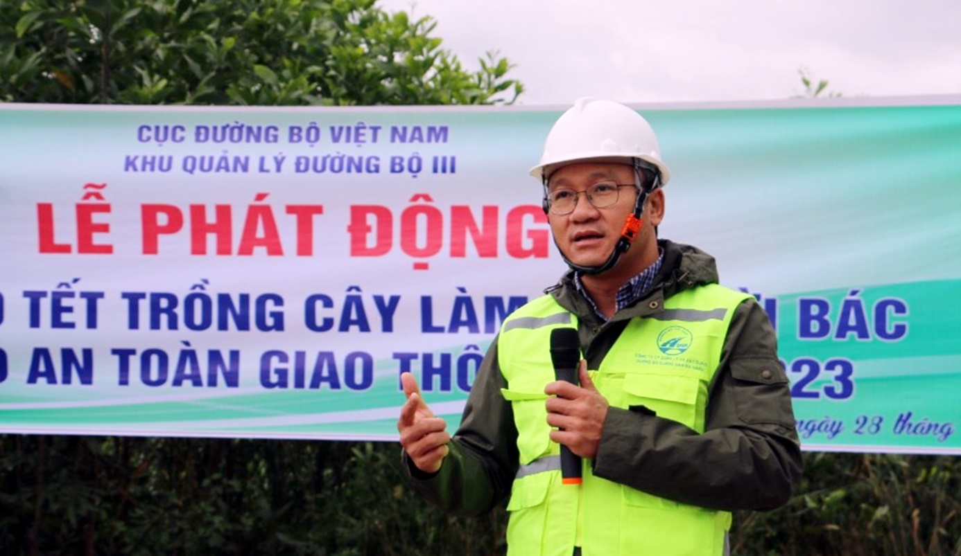 Ông Khuất Việt Hùng: "Trồng cây tuyến đường đèo dốc như hộ lan tự nhiên đảm bảo ATGT" - Ảnh 1. Ông Khuất Việt Hùng: "Trồng cây tuyến đường đèo dốc như hộ lan tự nhiên đảm bảo ATGT" - Ảnh 1.