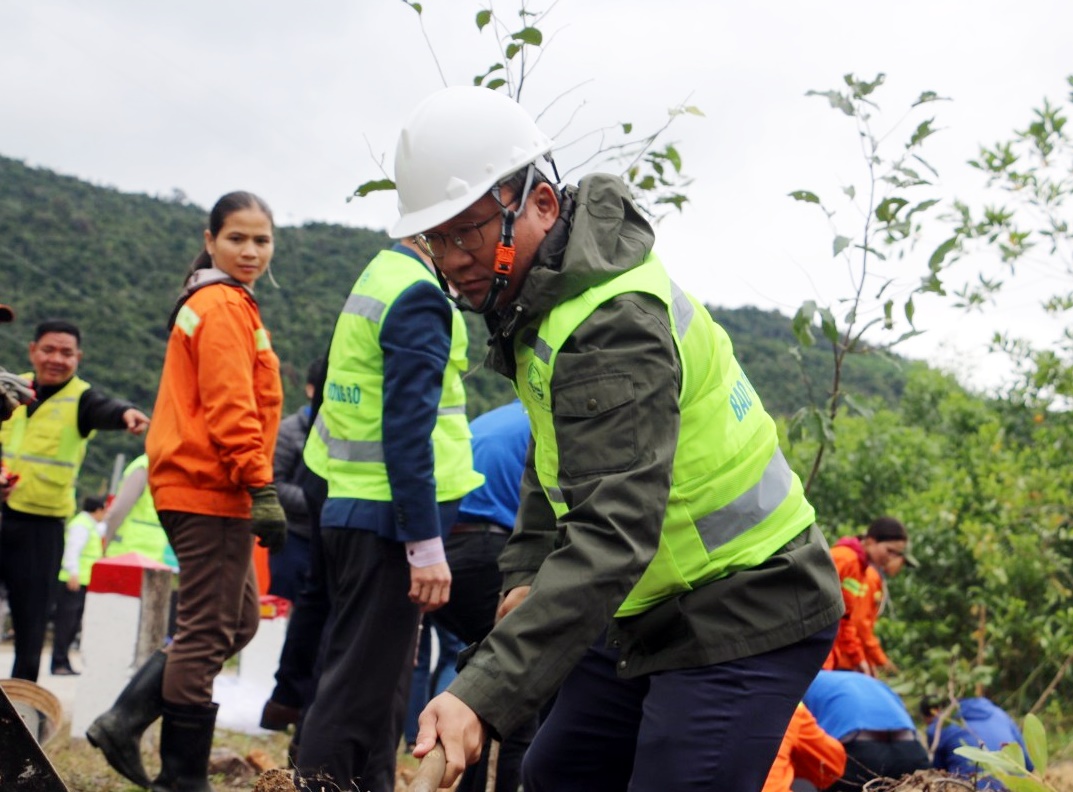 Ông Khuất Việt Hùng: "Trồng cây tuyến đường đèo dốc như hộ lan tự nhiên đảm bảo ATGT" - Ảnh 6. Ông Khuất Việt Hùng: "Trồng cây tuyến đường đèo dốc như hộ lan tự nhiên đảm bảo ATGT" - Ảnh 6.