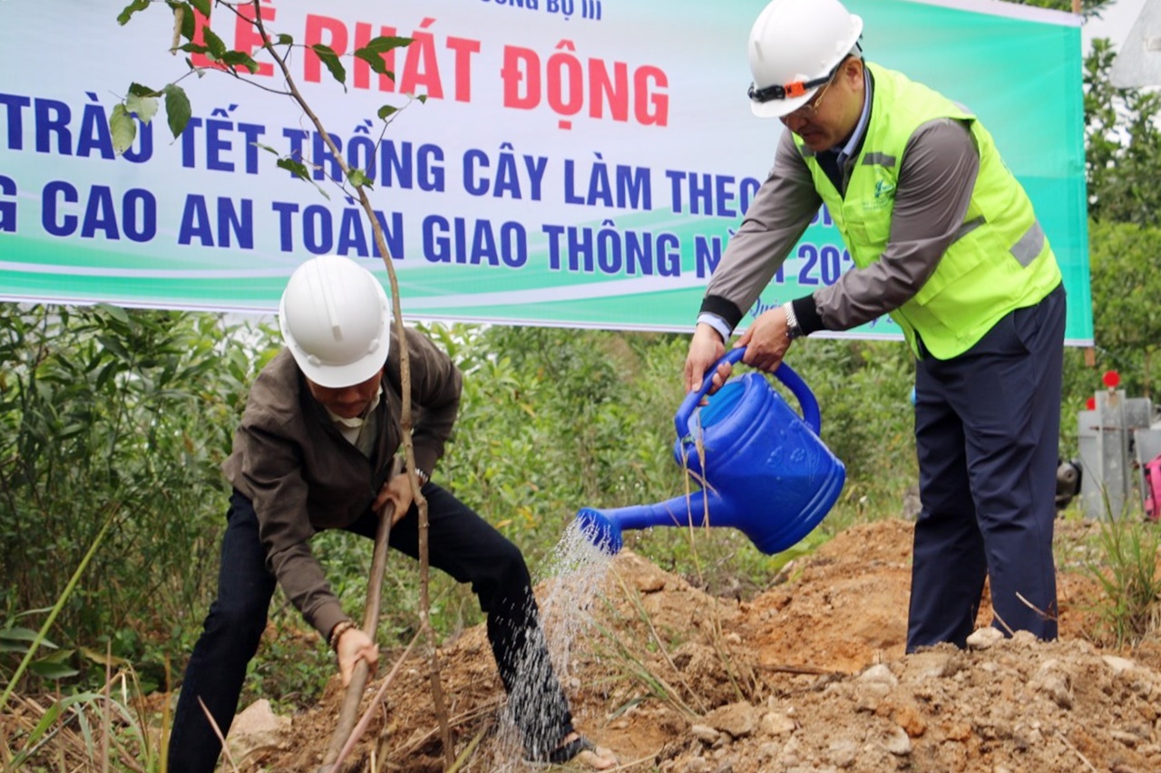 Ông Khuất Việt Hùng: "Trồng cây tuyến đường đèo dốc như hộ lan tự nhiên đảm bảo ATGT" - Ảnh 3. Ông Khuất Việt Hùng: "Trồng cây tuyến đường đèo dốc như hộ lan tự nhiên đảm bảo ATGT" - Ảnh 3.