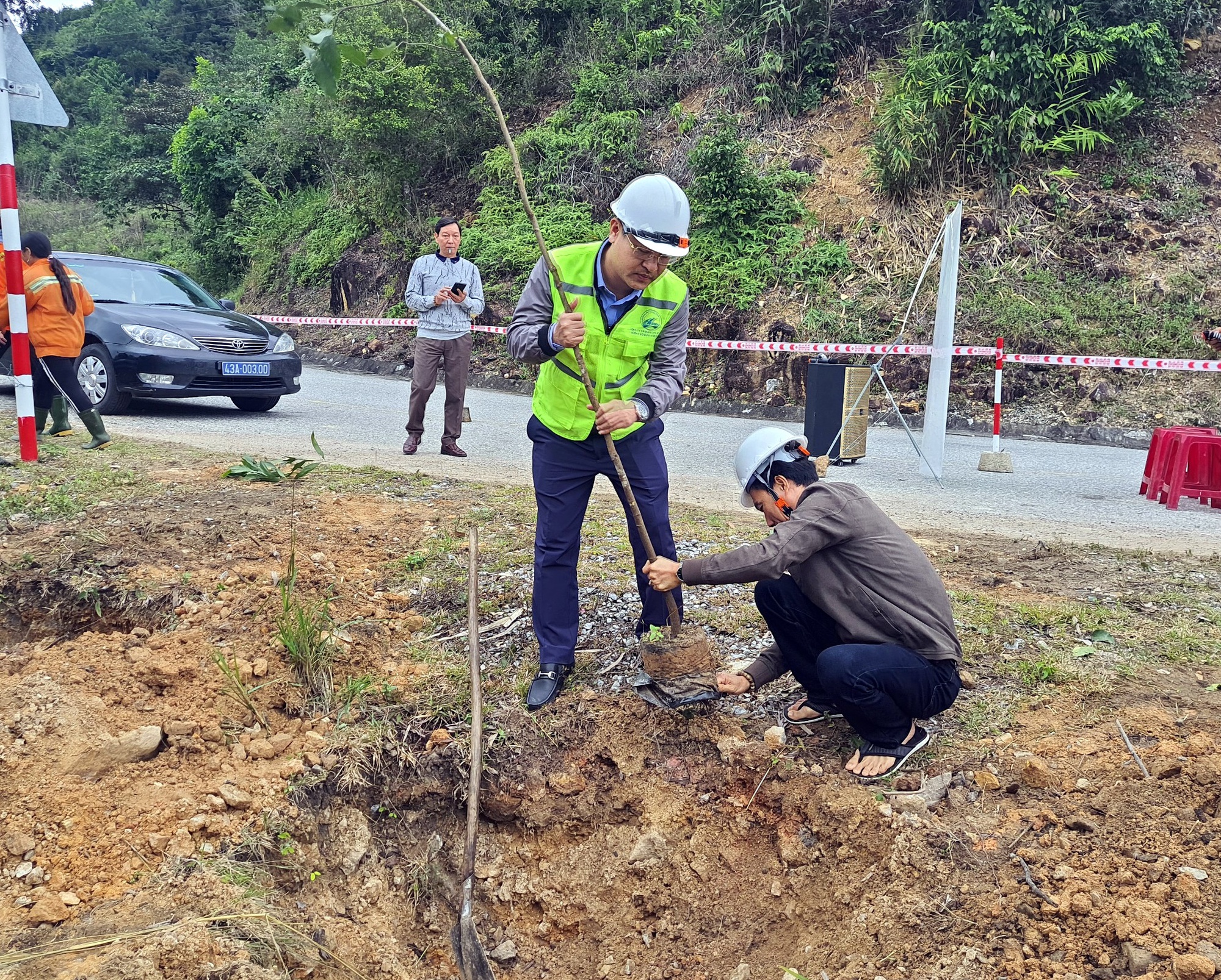 Ông Khuất Việt Hùng: "Trồng cây tuyến đường đèo dốc như hộ lan tự nhiên đảm bảo ATGT" - Ảnh 10. Ông Khuất Việt Hùng: "Trồng cây tuyến đường đèo dốc như hộ lan tự nhiên đảm bảo ATGT" - Ảnh 10.