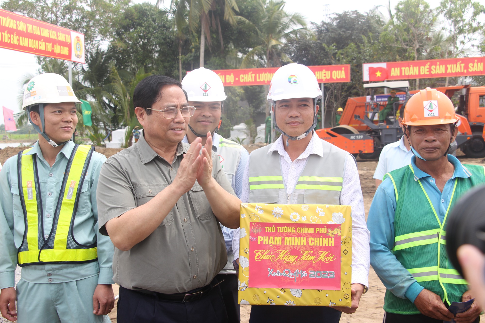 Chùm ảnh: Thủ tướng thị sát khu vực thi công cao tốc Cần Thơ - Hậu Giang - Ảnh 5. Chùm ảnh: Thủ tướng thị sát khu vực thi công cao tốc Cần Thơ - Hậu Giang - Ảnh 5.