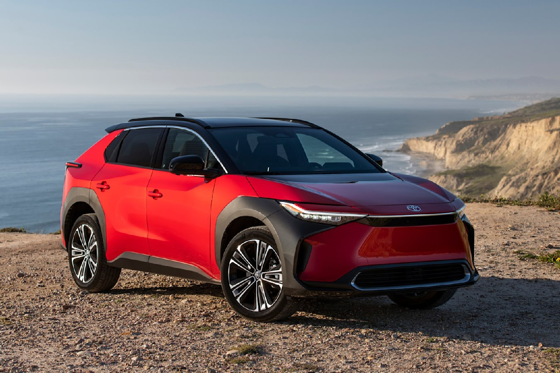 Mẫu xe thuần điện Toyota bZ4X. Koji Sato