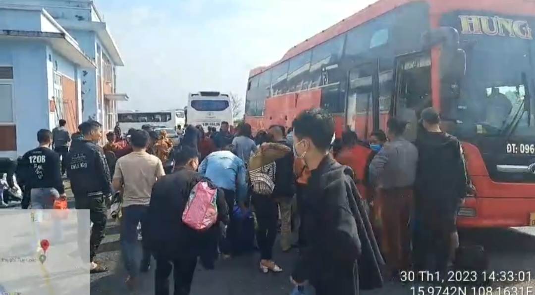 Giật mình xe khách giả tem kiểm định, chở quá 30 người bị CSGT bắt giữ trên cao tốc - Ảnh 2.