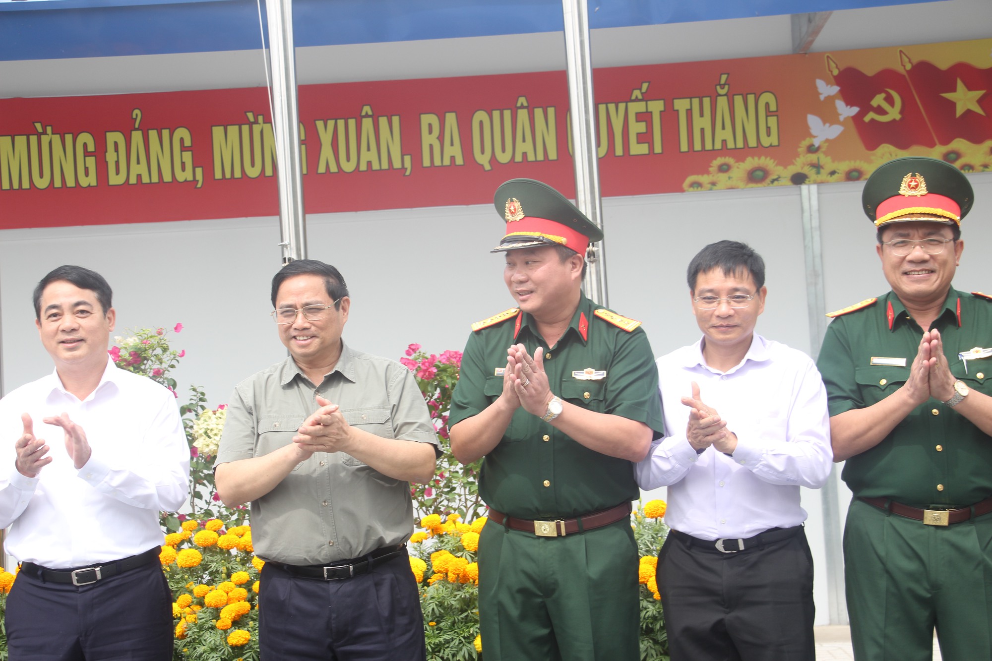 Chùm ảnh: Thủ tướng thị sát khu vực thi công cao tốc Cần Thơ - Hậu Giang - Ảnh 4. Chùm ảnh: Thủ tướng thị sát khu vực thi công cao tốc Cần Thơ - Hậu Giang - Ảnh 4.