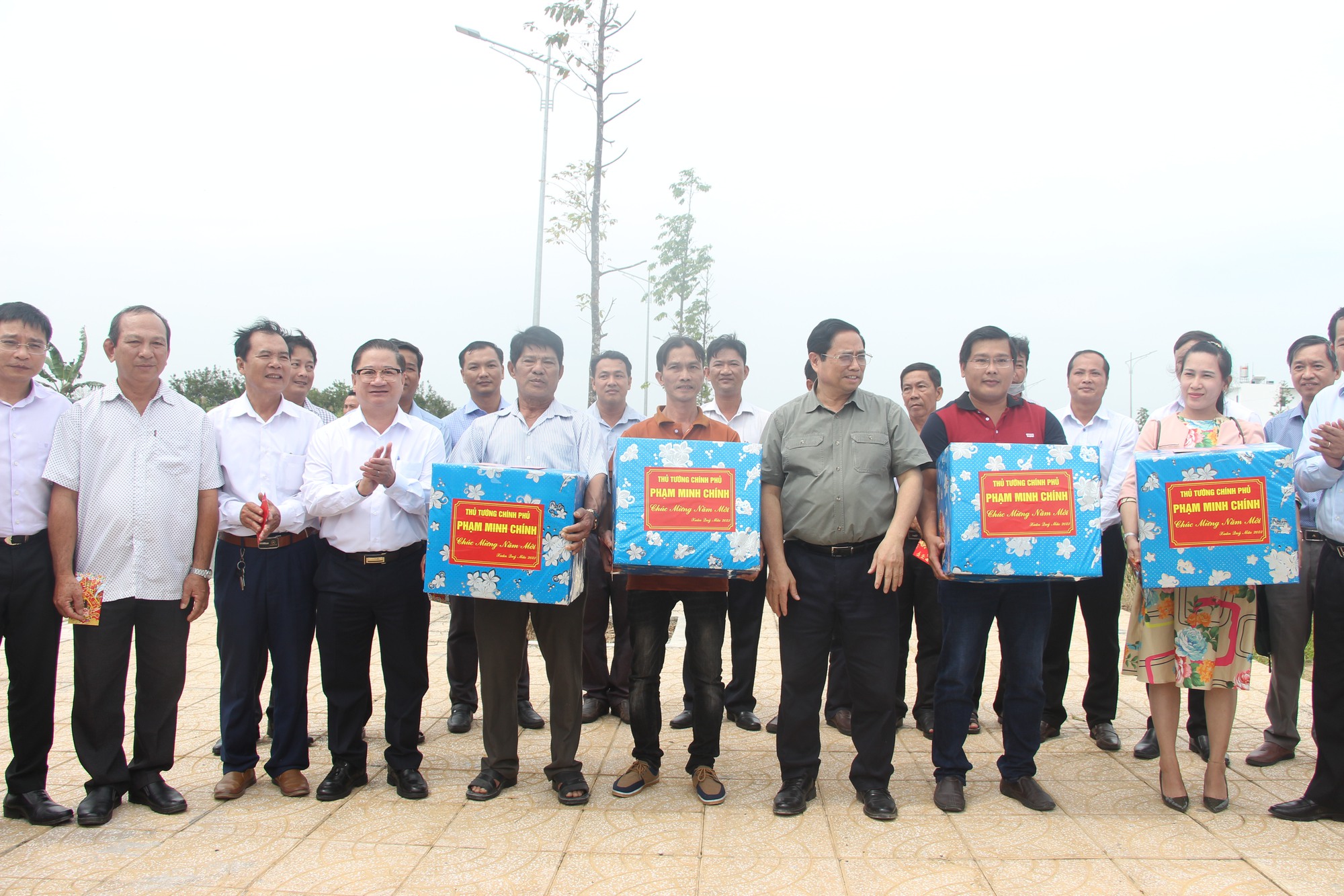 Chùm ảnh: Thủ tướng thị sát khu vực thi công cao tốc Cần Thơ - Hậu Giang - Ảnh 10. Chùm ảnh: Thủ tướng thị sát khu vực thi công cao tốc Cần Thơ - Hậu Giang - Ảnh 10.