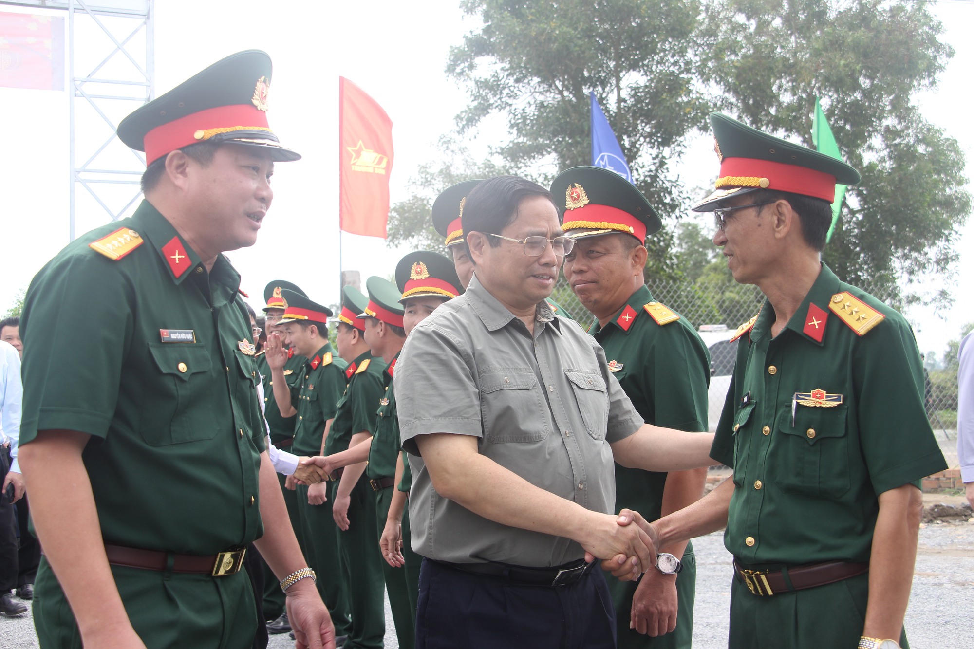 Chùm ảnh: Thủ tướng thị sát khu vực thi công cao tốc Cần Thơ - Hậu Giang - Ảnh 2. Chùm ảnh: Thủ tướng thị sát khu vực thi công cao tốc Cần Thơ - Hậu Giang - Ảnh 2.