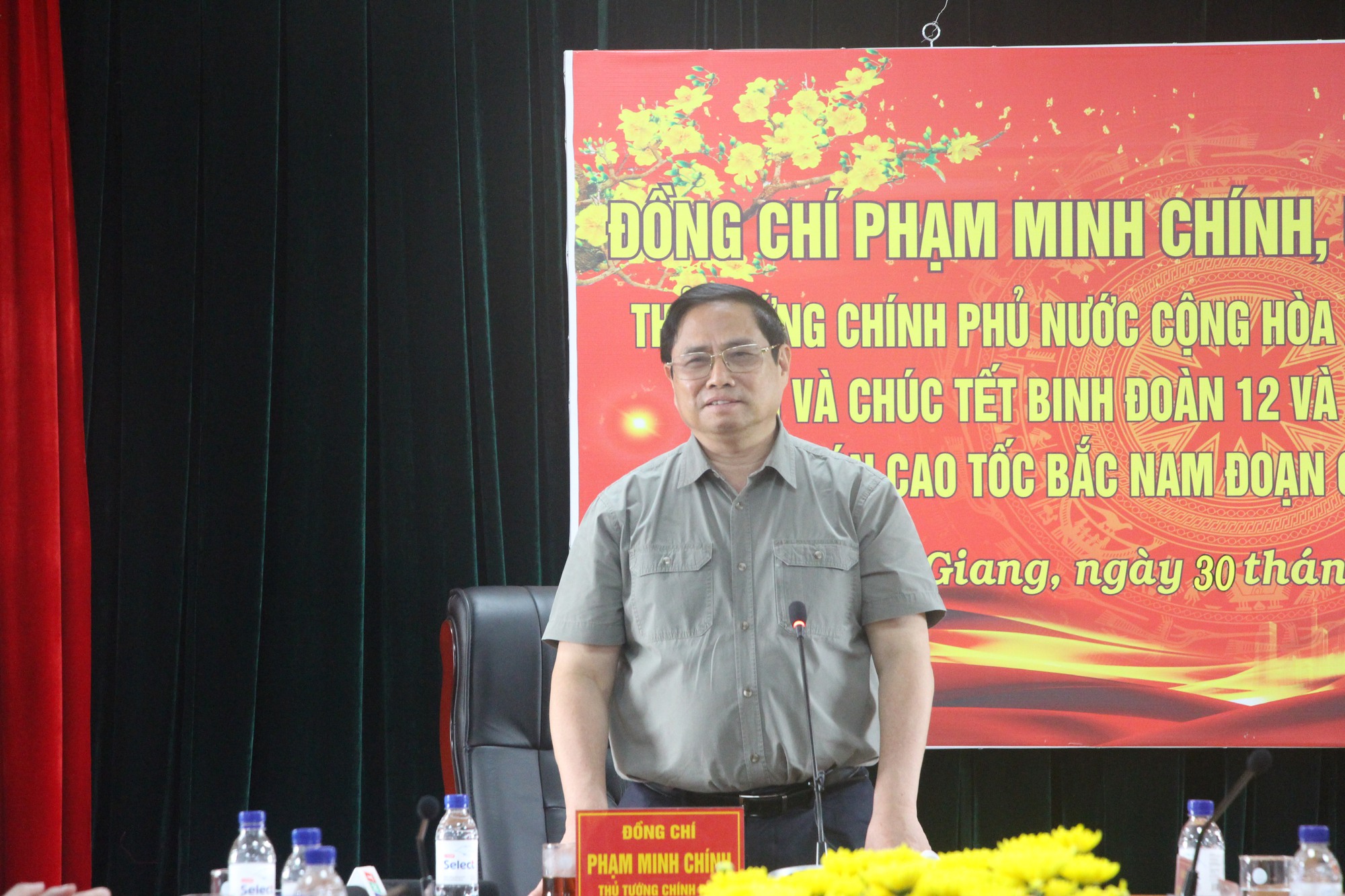 Chùm ảnh: Thủ tướng thị sát khu vực thi công cao tốc Cần Thơ - Hậu Giang - Ảnh 3. Chùm ảnh: Thủ tướng thị sát khu vực thi công cao tốc Cần Thơ - Hậu Giang - Ảnh 3.