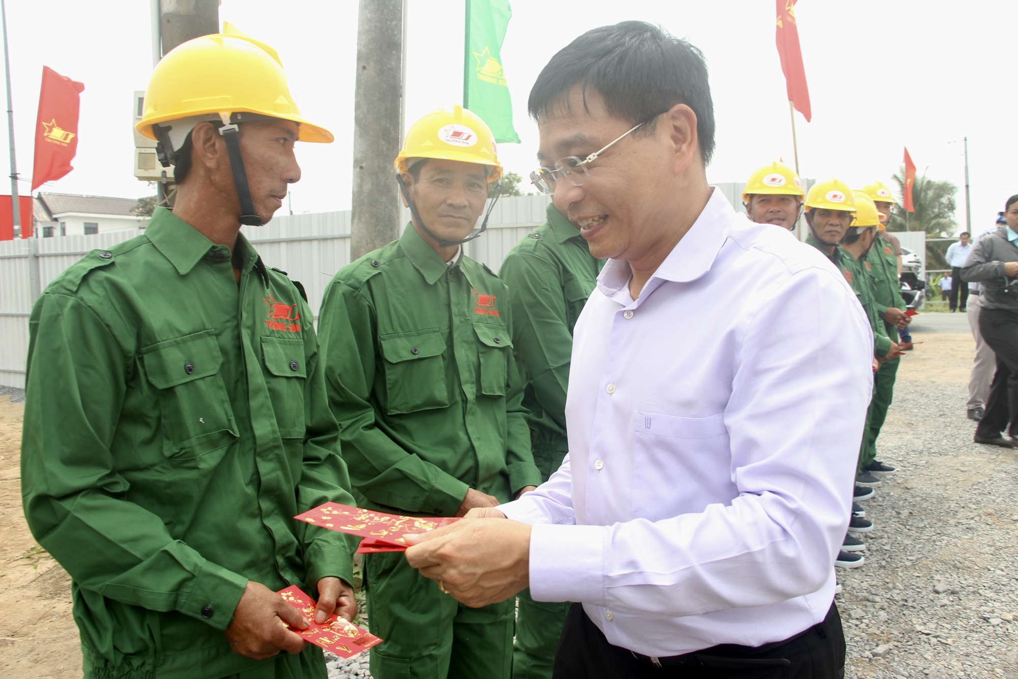 Chùm ảnh: Thủ tướng thị sát khu vực thi công cao tốc Cần Thơ - Hậu Giang - Ảnh 6. Chùm ảnh: Thủ tướng thị sát khu vực thi công cao tốc Cần Thơ - Hậu Giang - Ảnh 6.