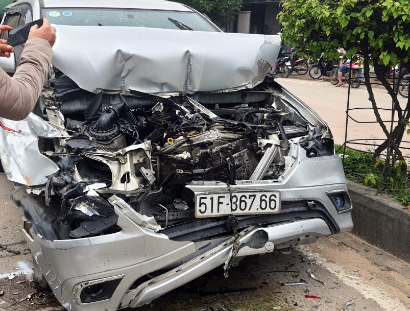 Quảng Ngãi: Xe 7 chỗ biến dạng sau tai nạn liên hoàn 5 xe ô tô - Ảnh 2.