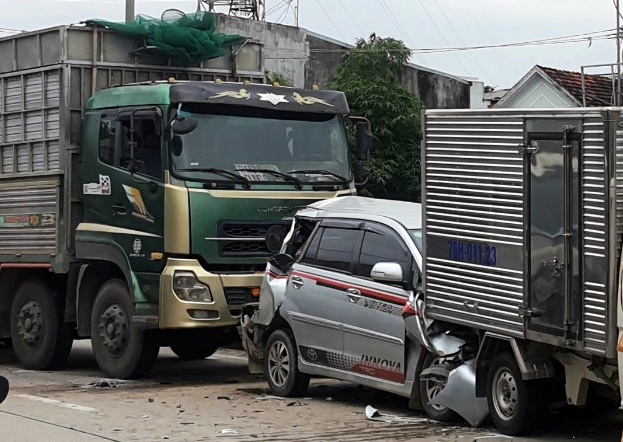 Quảng Ngãi: Xe 7 chỗ biến dạng sau tai nạn liên hoàn 5 xe ô tô - Ảnh 1.