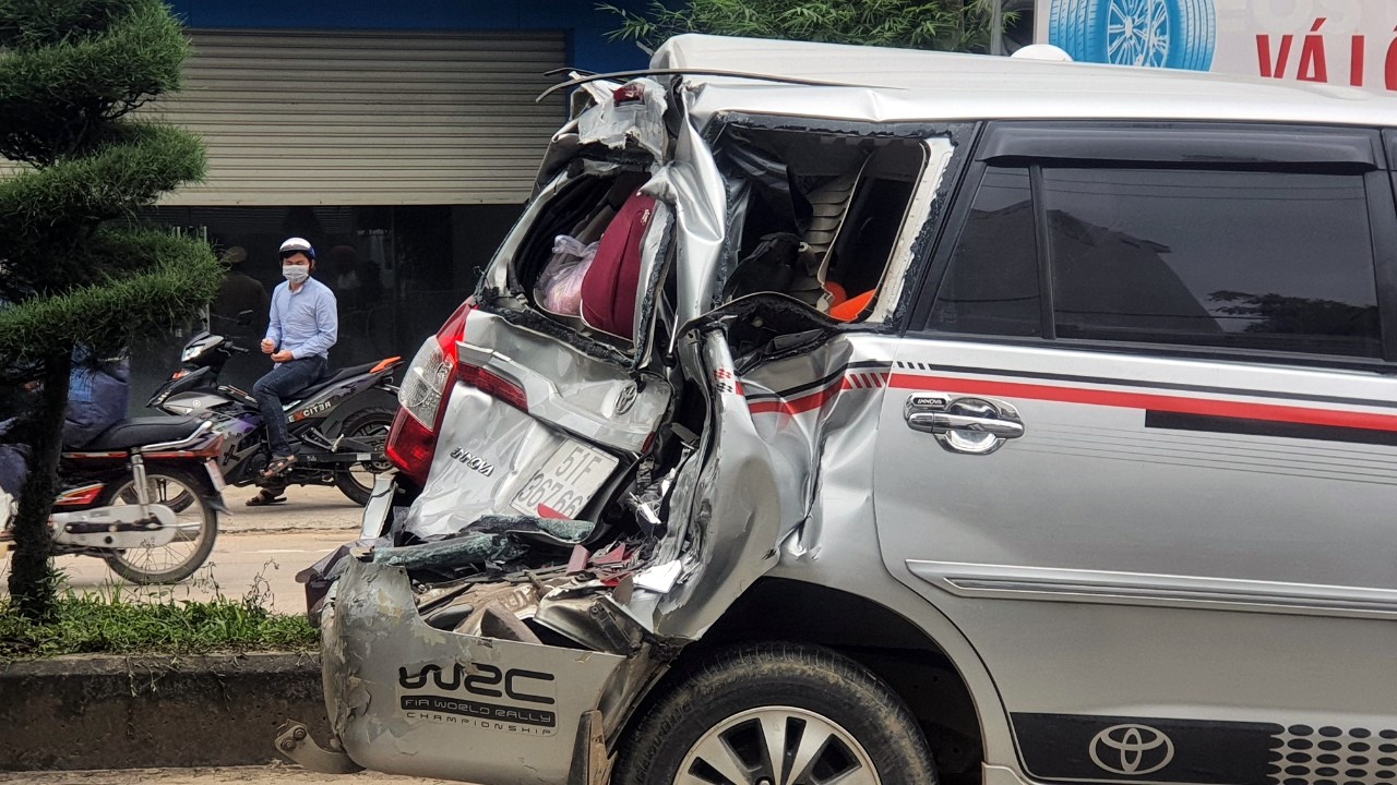 Quảng Ngãi: Xe 7 chỗ biến dạng sau tai nạn liên hoàn 5 xe ô tô - Ảnh 3.