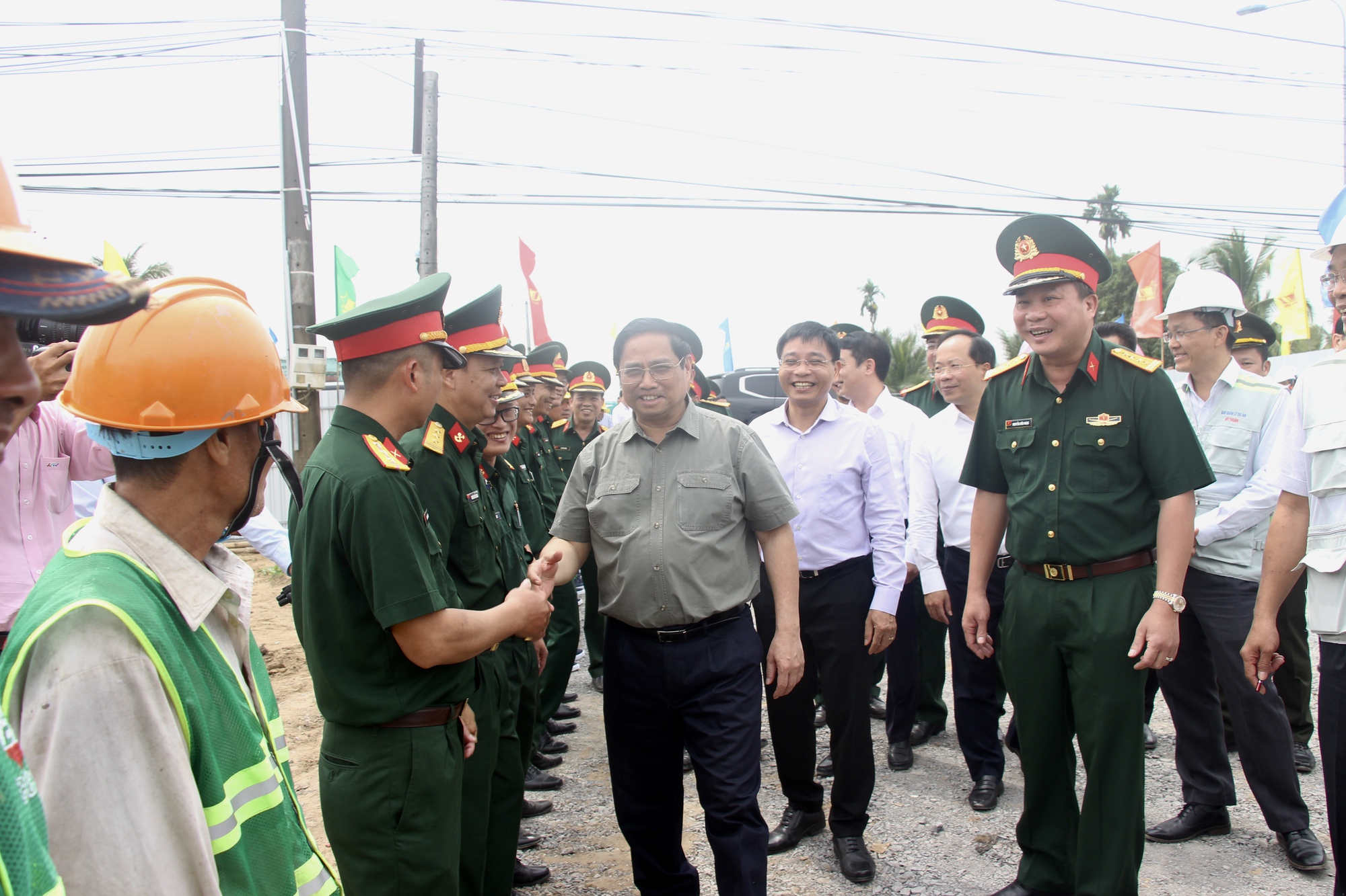 Chùm ảnh: Thủ tướng thị sát khu vực thi công cao tốc Cần Thơ - Hậu Giang - Ảnh 1. Chùm ảnh: Thủ tướng thị sát khu vực thi công cao tốc Cần Thơ - Hậu Giang - Ảnh 1.